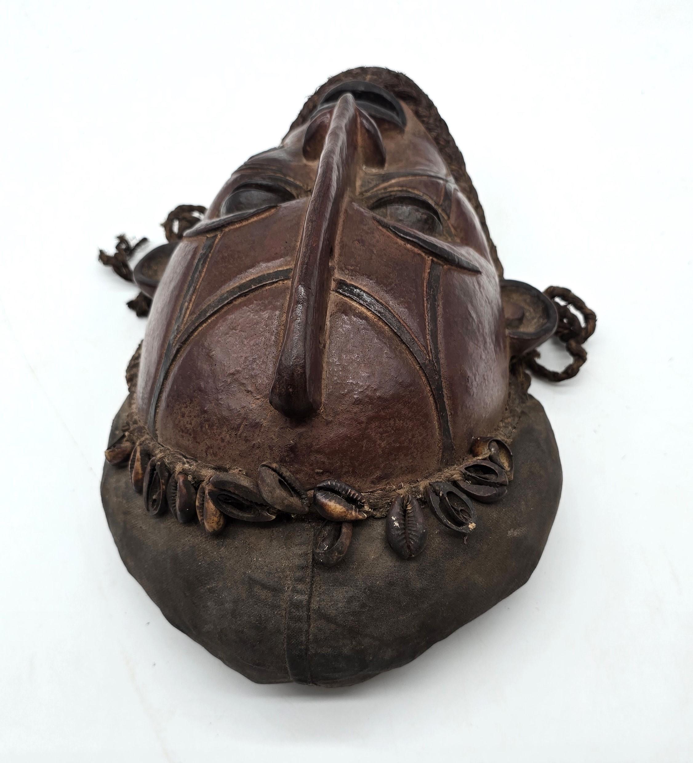Afrikanische Stammesmasken, ein zusammengehöriges dekoratives Paar von ca. 1930 - 1940 im Angebot 9
