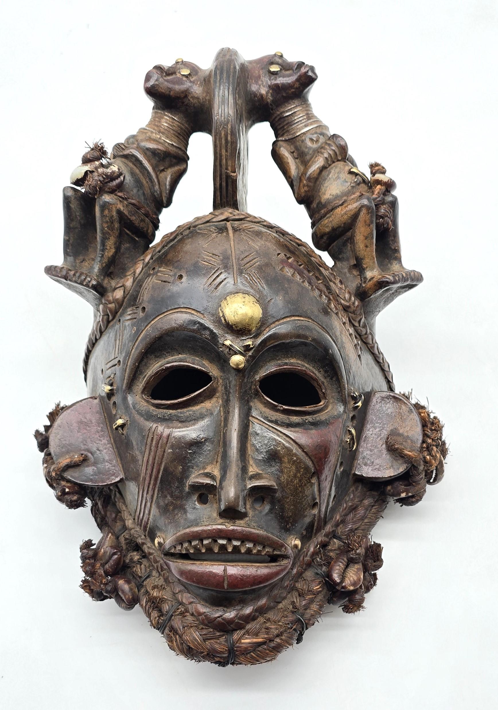Dieses hochdekorative Paar von zeremoniellen Gesichtsmasken aus der afrikanischen Kongoregion ist wunderschön handgefertigt. 
Sie werden in Ton modelliert und mit gewebtem Leder und Hanf, Stoff, Muscheln, Messingnieten und Drahtverzierungen