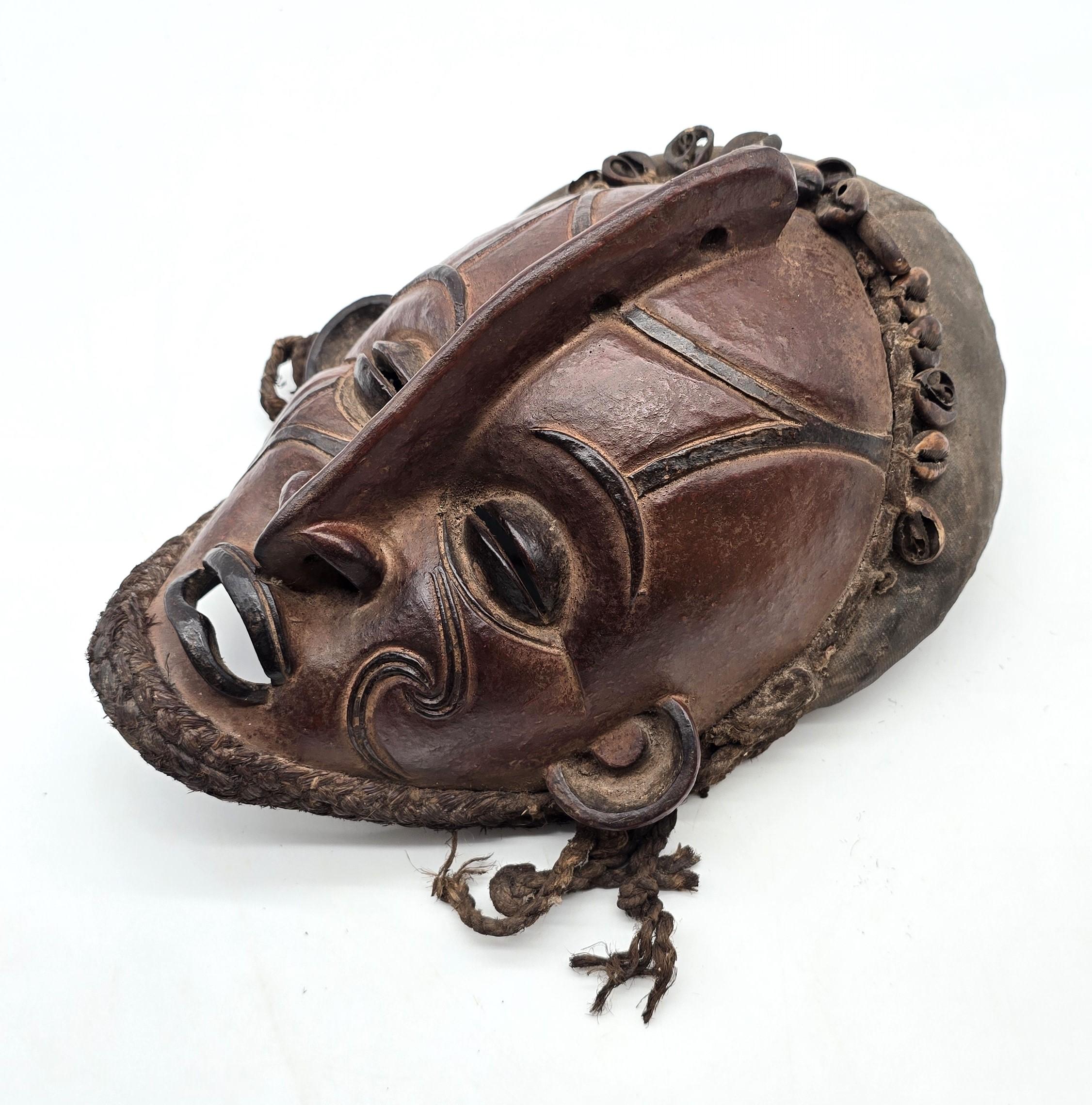 Afrikanische Stammesmasken, ein zusammengehöriges dekoratives Paar von ca. 1930 - 1940 im Angebot 12