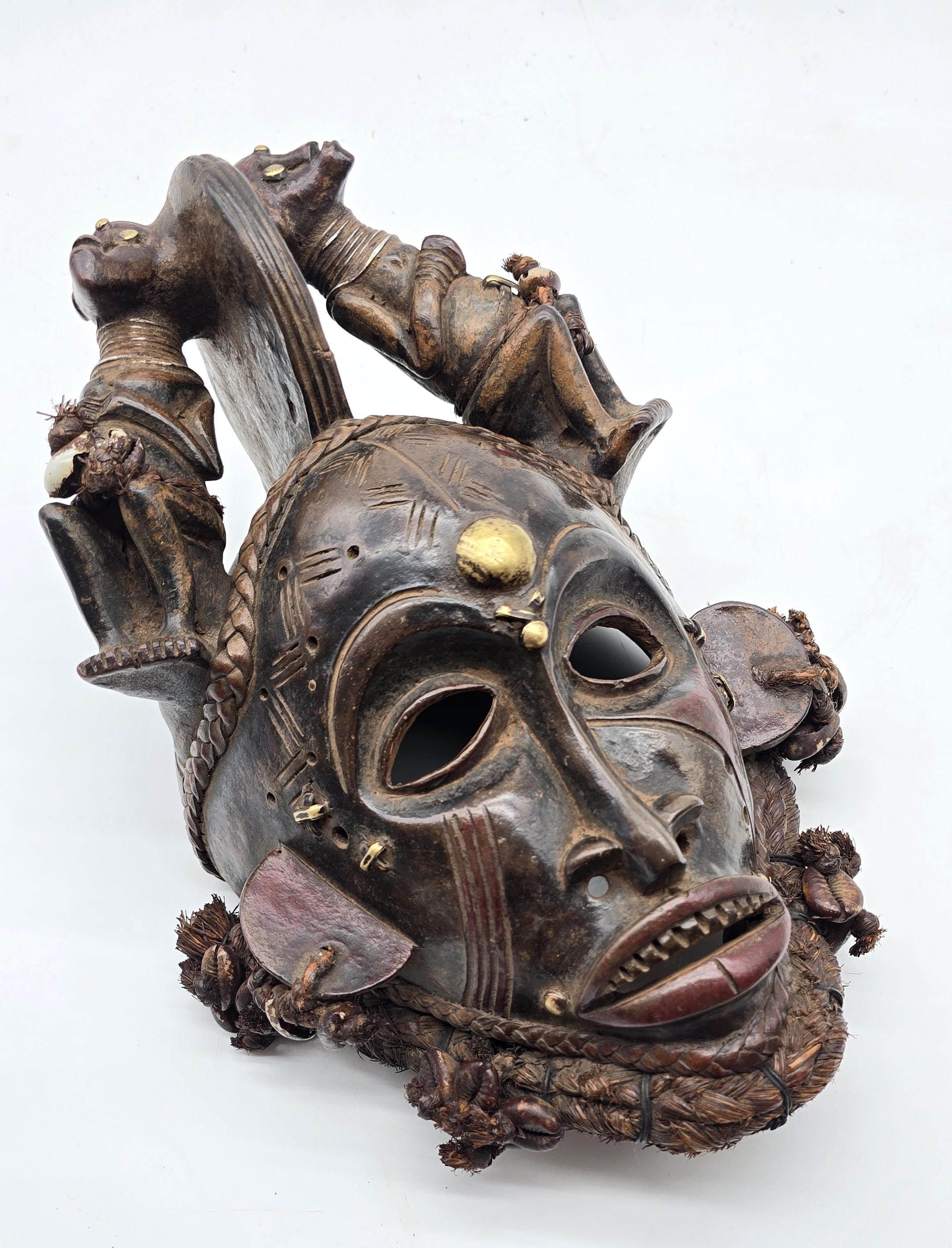 Afrikanische Stammesmasken, ein zusammengehöriges dekoratives Paar von ca. 1930 - 1940 (Primitiv) im Angebot