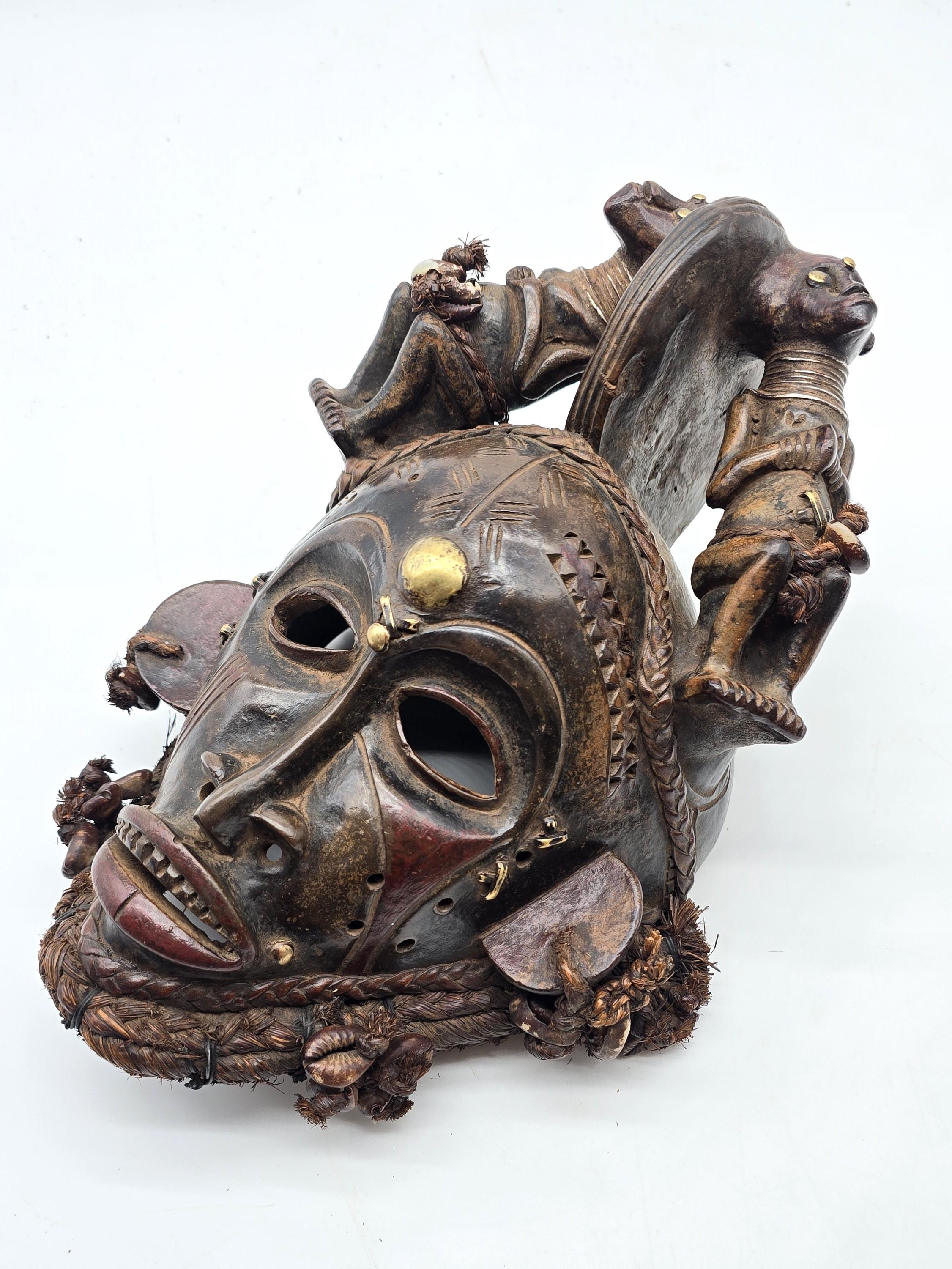 Afrikanische Stammesmasken, ein zusammengehöriges dekoratives Paar von ca. 1930 - 1940 (Kongolesisch) im Angebot