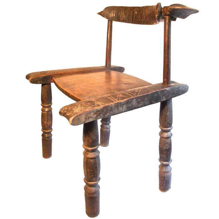 Afrikanischer Senufo-Stuhl mit afrikanischen Stammesmotiven