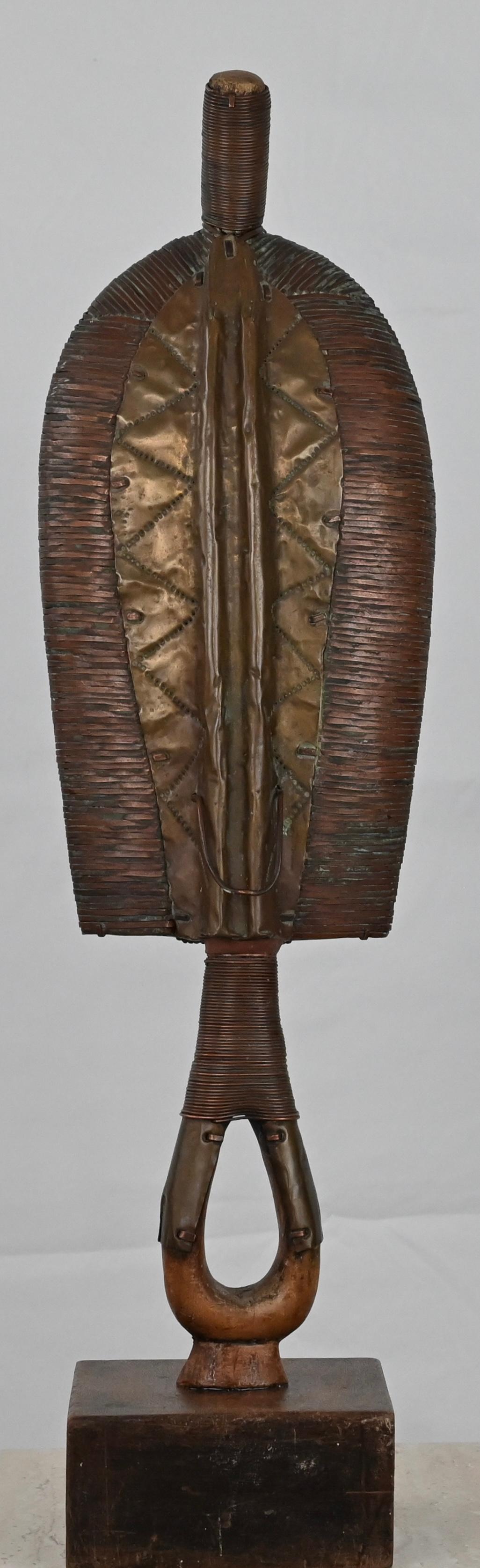 Intagliato a mano Statua tribale africana Osseyba o figura reliquiaria Kota Mohongwe Peoples Art in vendita