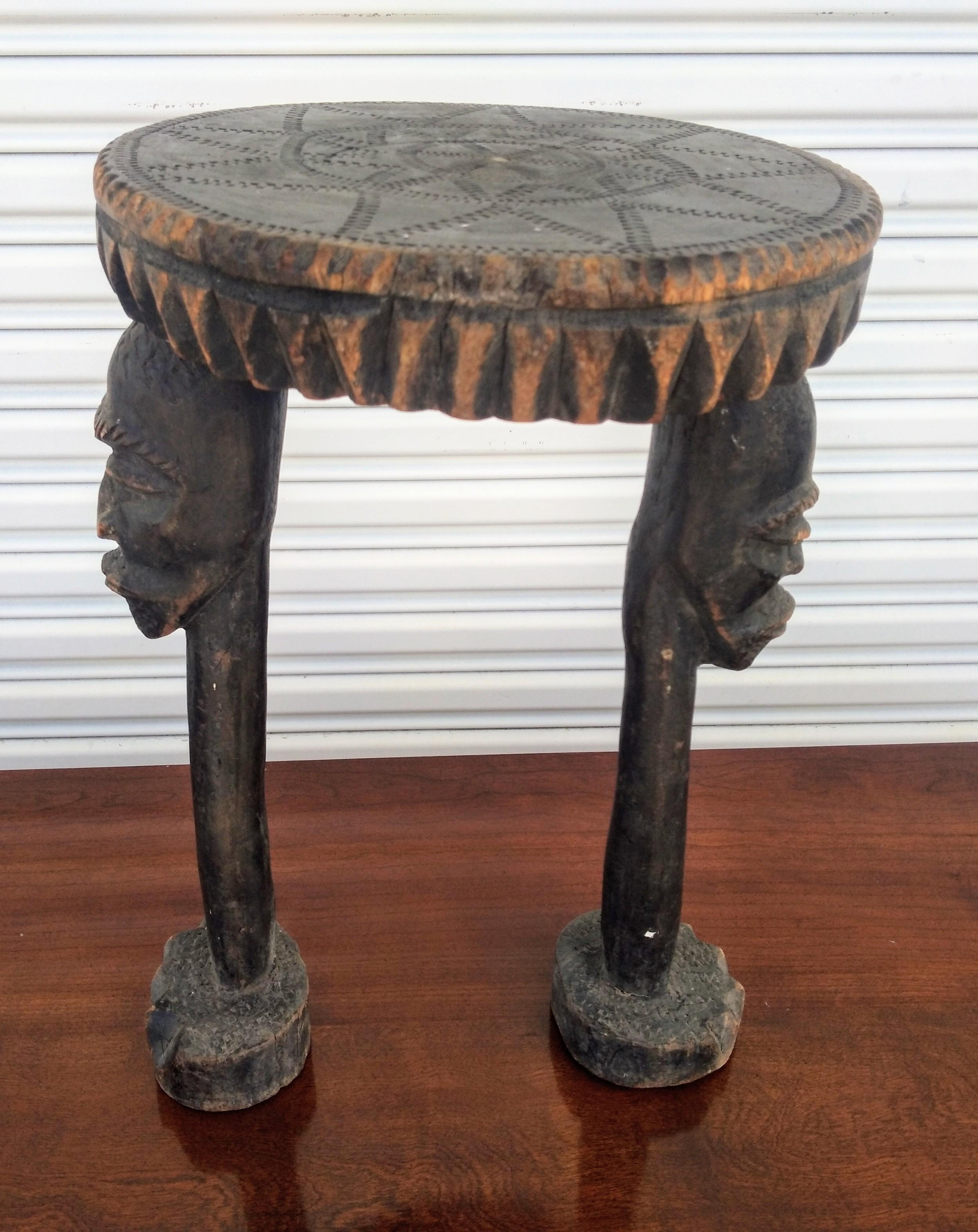 Afrikanischer Stammeshocker (Holz) im Angebot
