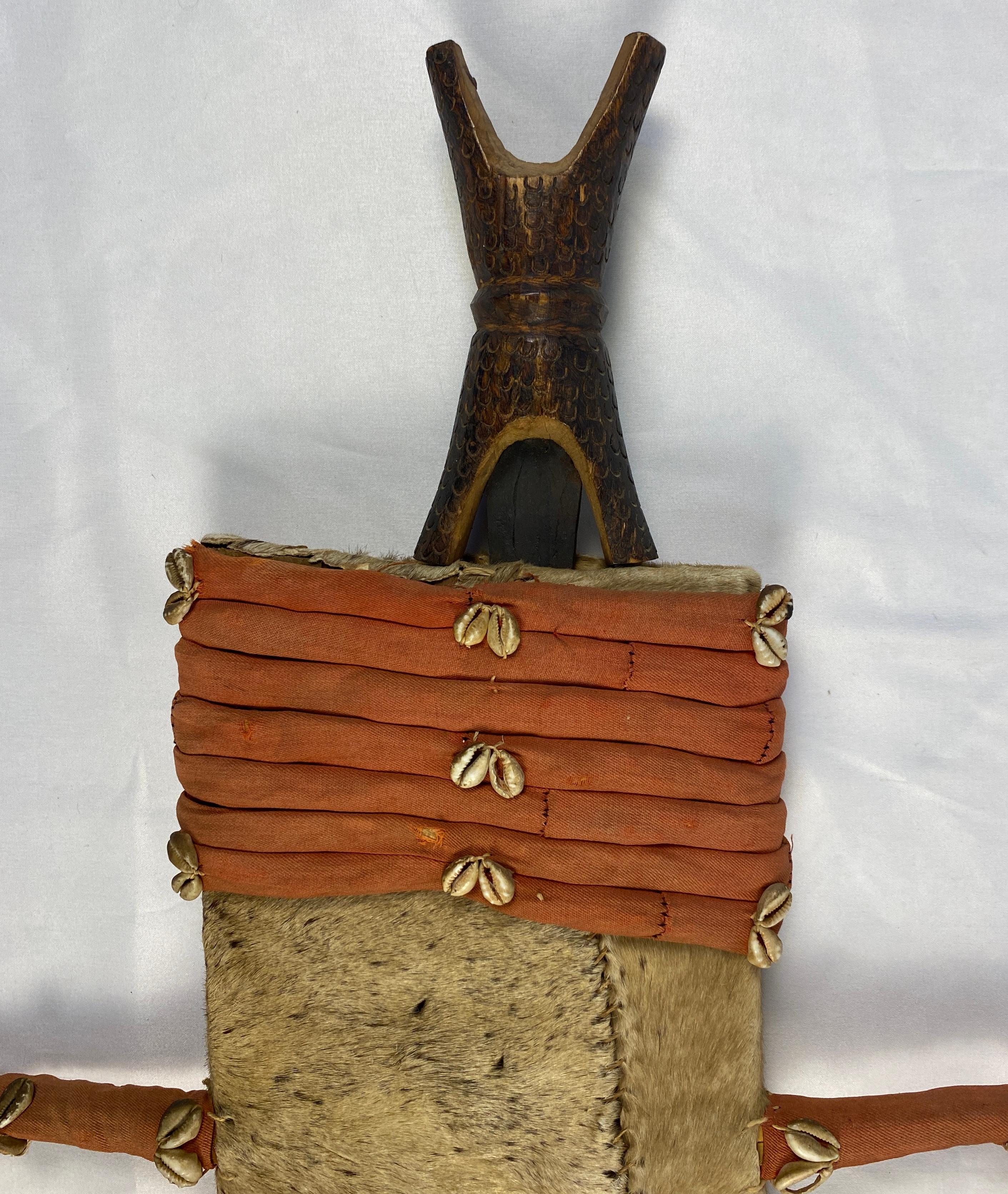 Épée de cérémonie africaine de la République démocratique du Congo, vers 1920. Du fer et du bois, dans un étui fait de tissu et de peau d'animal.

Cette épée tribale, symbole de statut, est portée par une lame de fer à bord unique, gravée de motifs