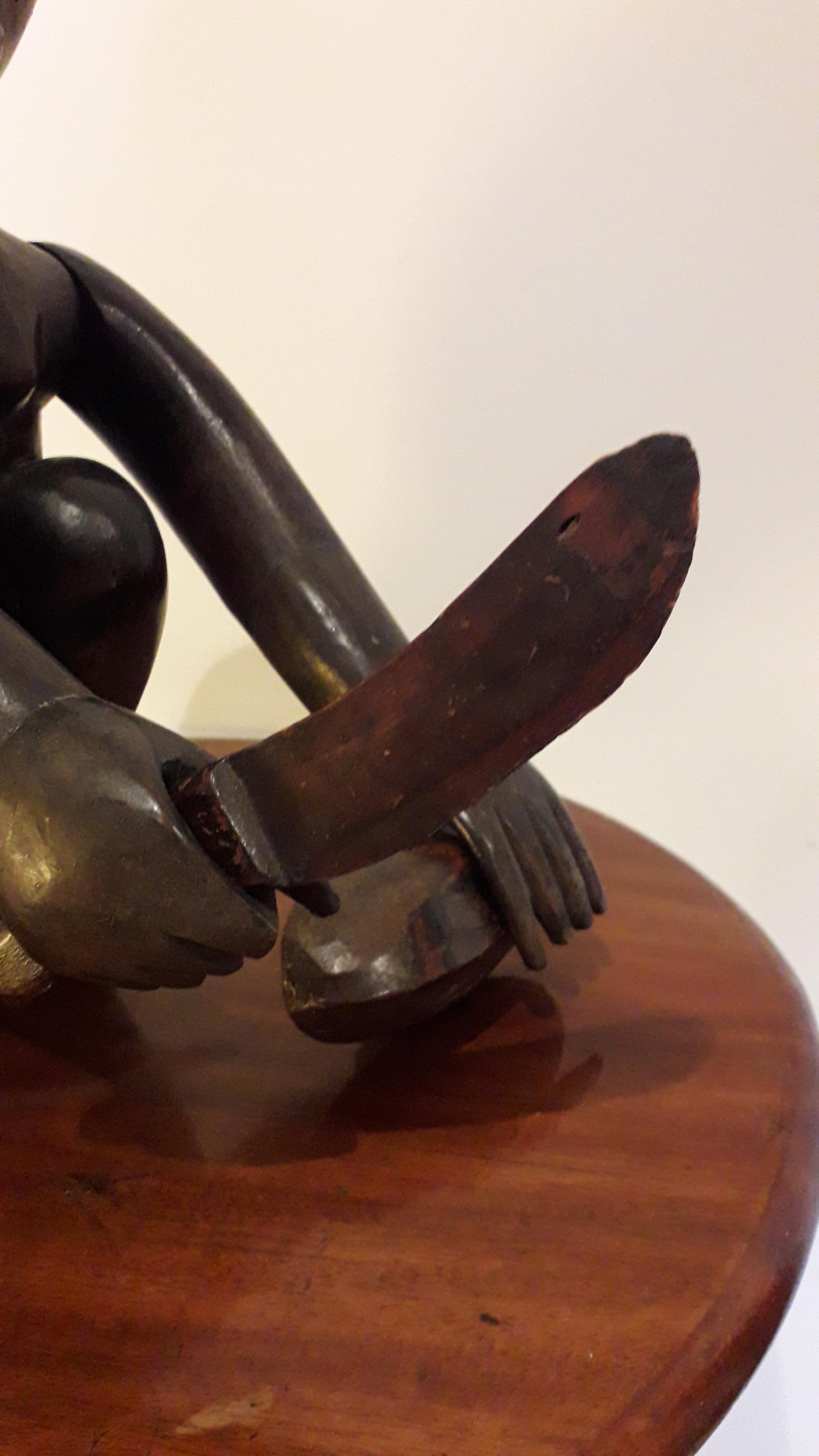 Eine erstaunlich detailliert geschnitzte afrikanische Holzfigur 
die Patina ist hervorragend und original und könnte aus der Zeit um 1910 stammen, dreiteilig, die Arme bewegen sich auf und ab, der Kopf bleibt stehen.