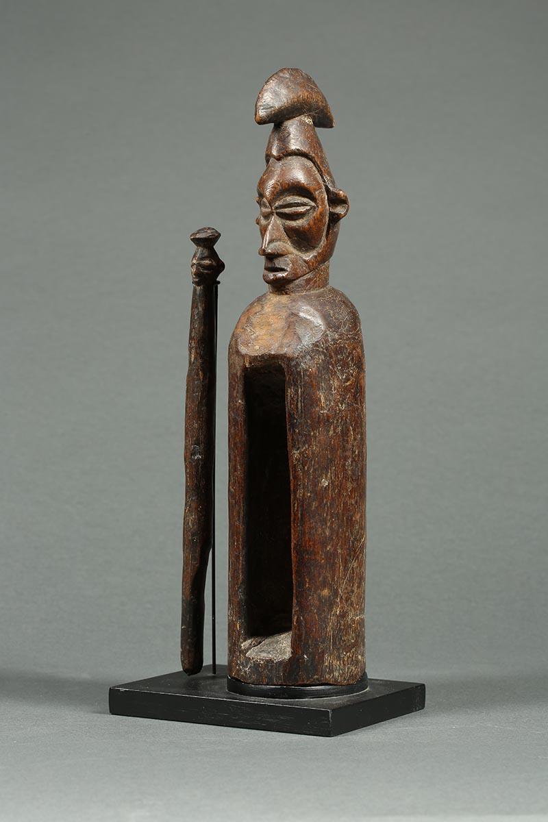 Early African Tribal Yaka Wood Slit Drum with Striker, DRC Congo Fine Face In Good Condition In Point Richmond, CA