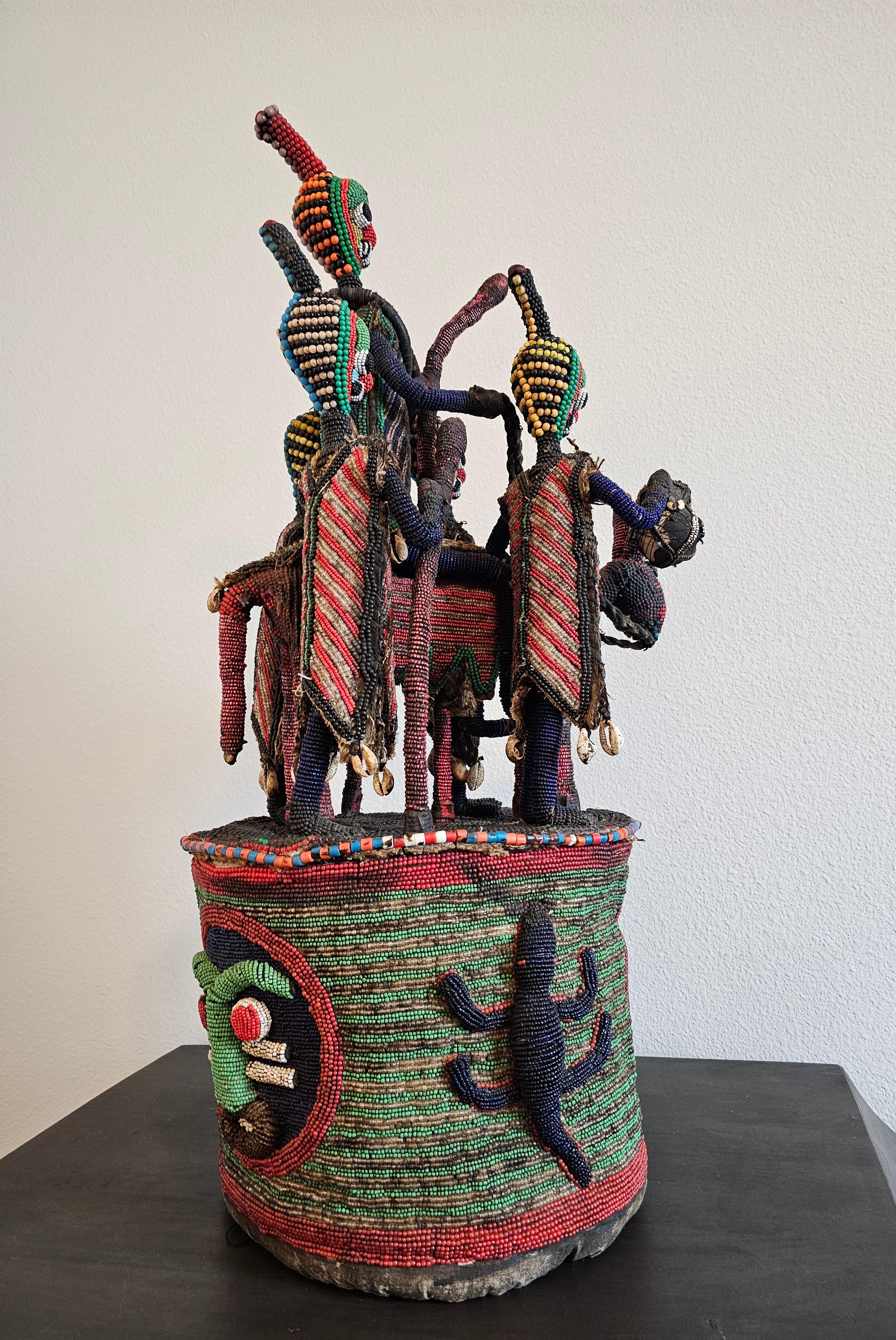 Perlenbesetzter Zeremonieller Kronen-Altarkopfschmuck des afrikanischen Stammes Yoruba im Angebot 3