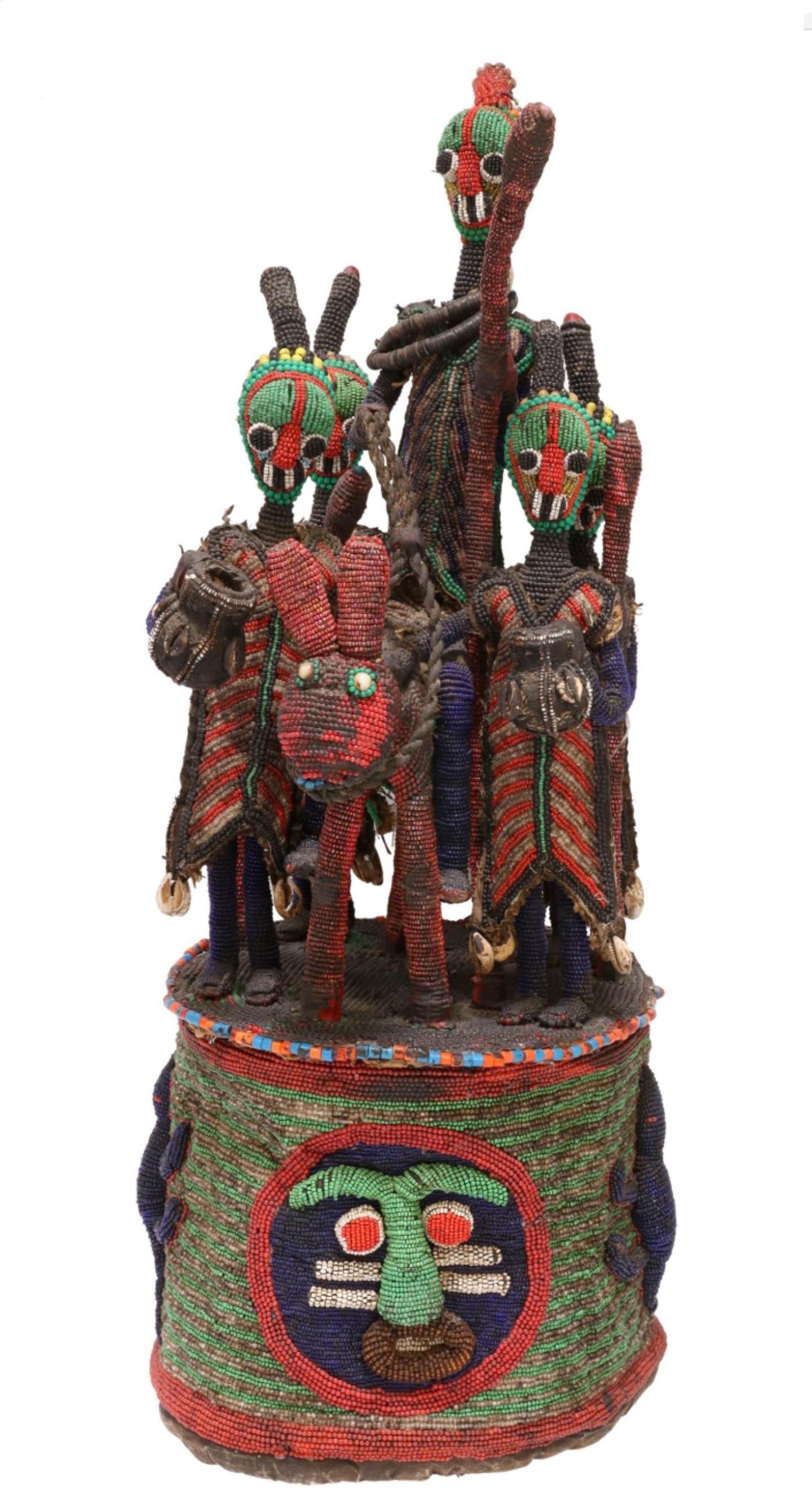 Perlenbesetzter Zeremonieller Kronen-Altarkopfschmuck des afrikanischen Stammes Yoruba im Angebot 9