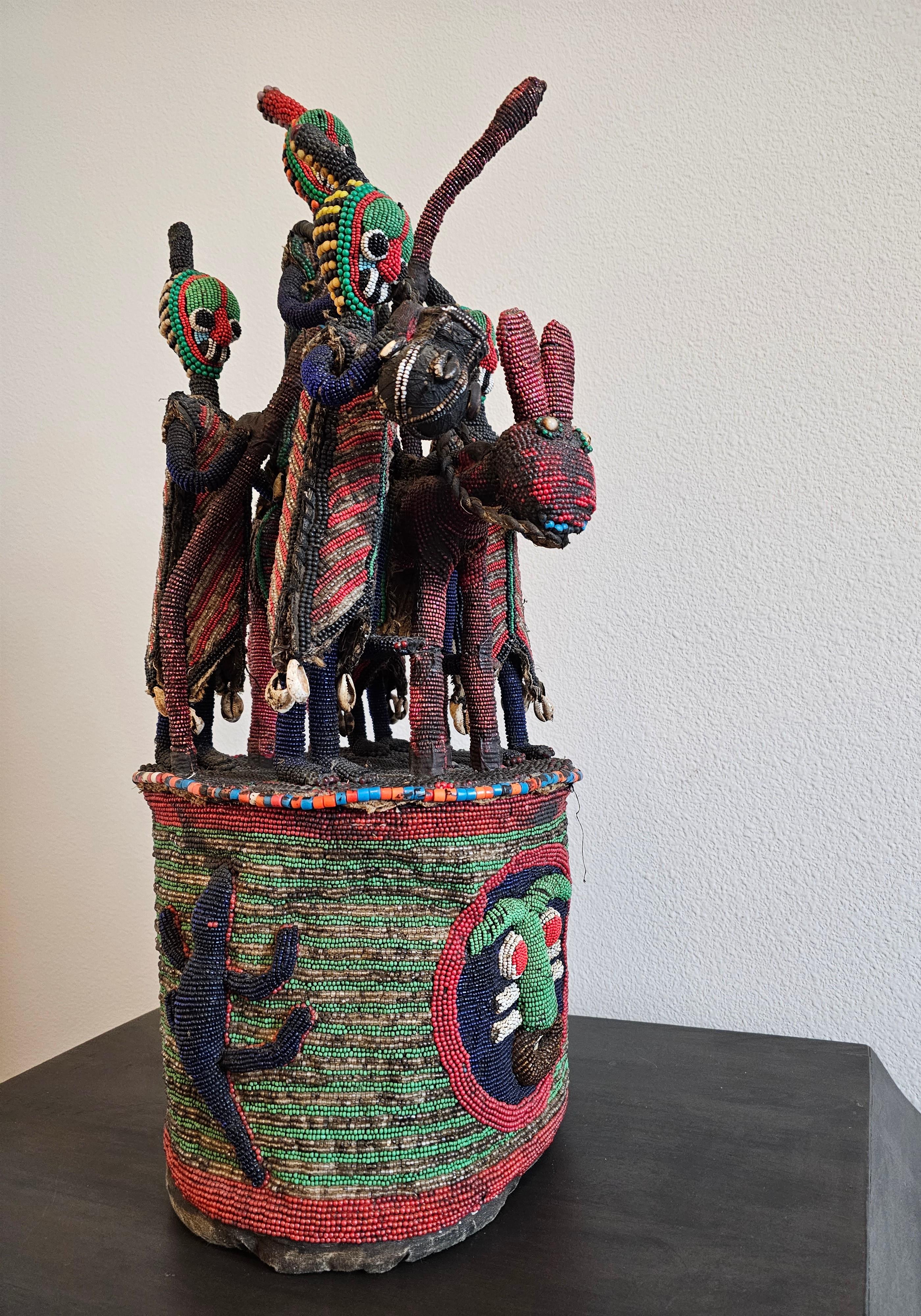 Eine seltene große Vintage afrikanischen Stammes zeremoniellen Krone Altar Kopfschmuck, die Yoruba Völker, Nigeria, Westafrika, Mitte des 20. Jahrhunderts, mit komplizierten skulpturalen Form in polychromen Perlen und Nassa Muscheln verziert, zeigt