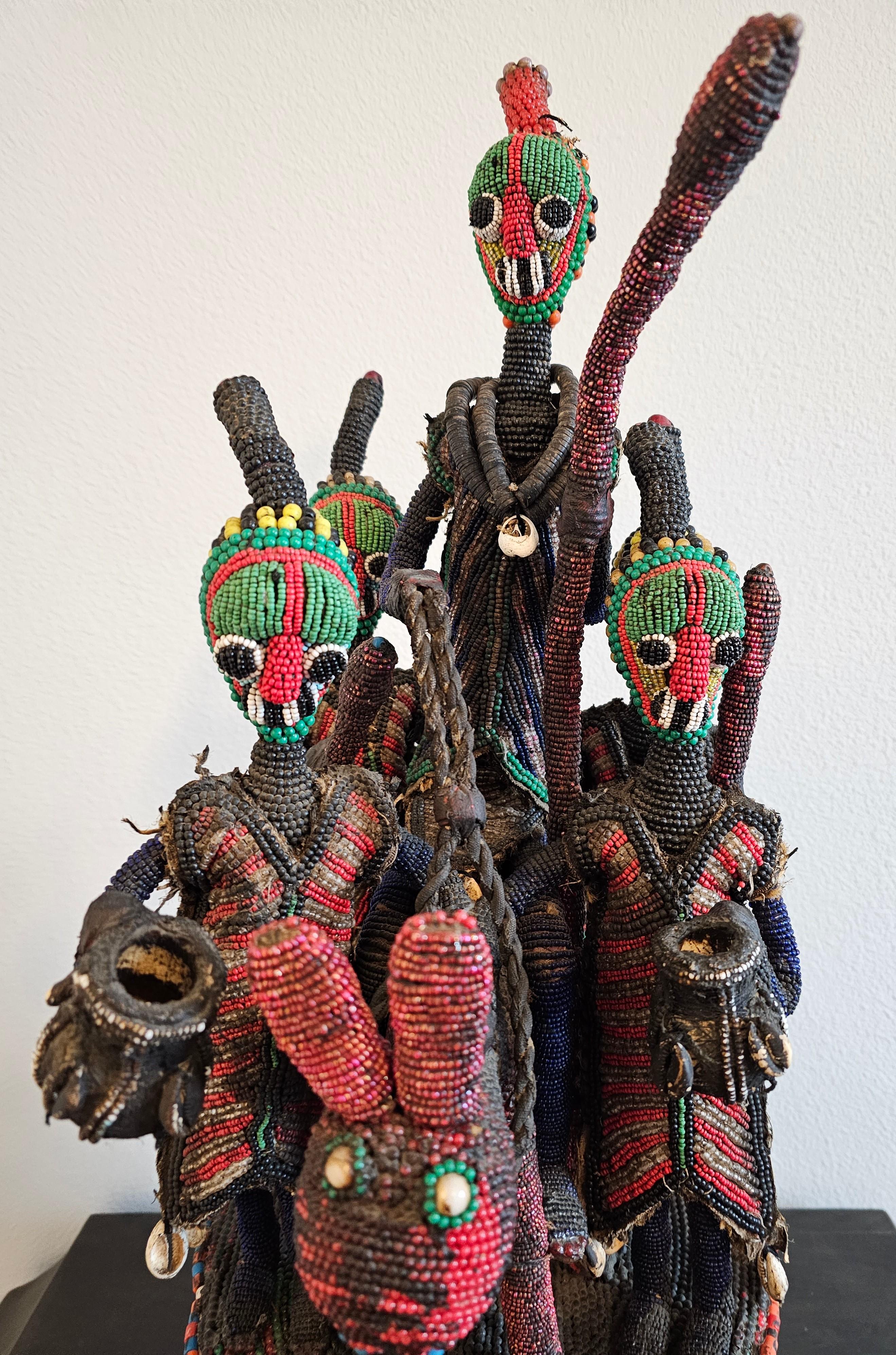Perlenbesetzter Zeremonieller Kronen-Altarkopfschmuck des afrikanischen Stammes Yoruba (20. Jahrhundert) im Angebot