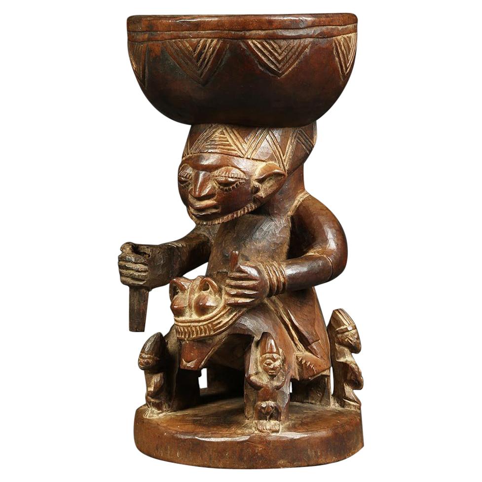 Tazón de ofrendas con figura de jinete tribal africano yoruba, Nigeria Principios del siglo XX