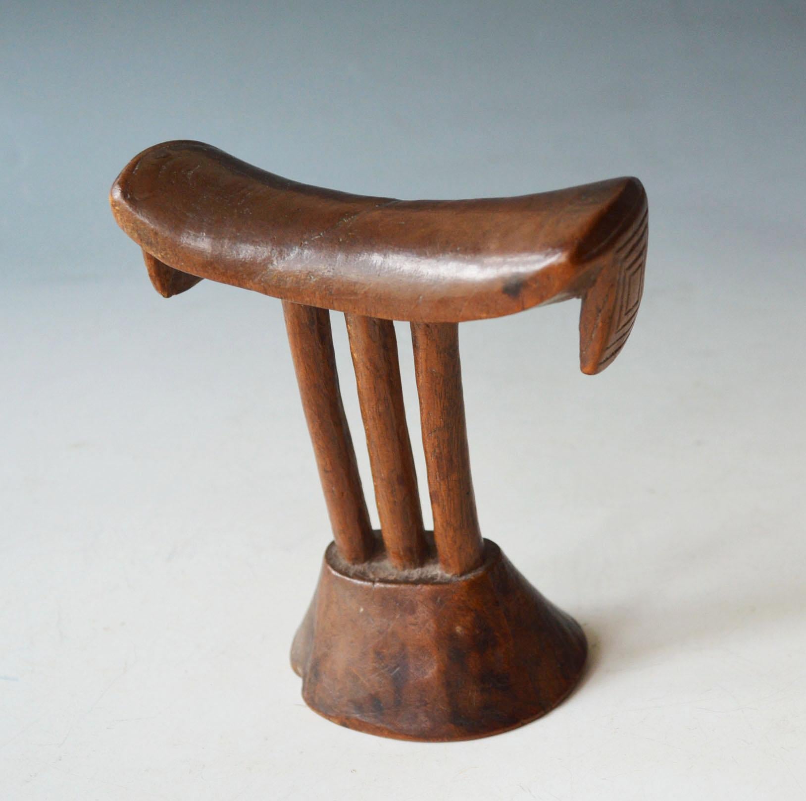 Poggiatesta africano Tsonga Poggiatesta Sudafrica Tribal Art

Un vecchio poggiatesta di Tsonga

Scolpito in legno duro con 3 pilastri centrali

Periodo Inizio del XX secolo

Altezza: 15 cm Condit : buono

 
 