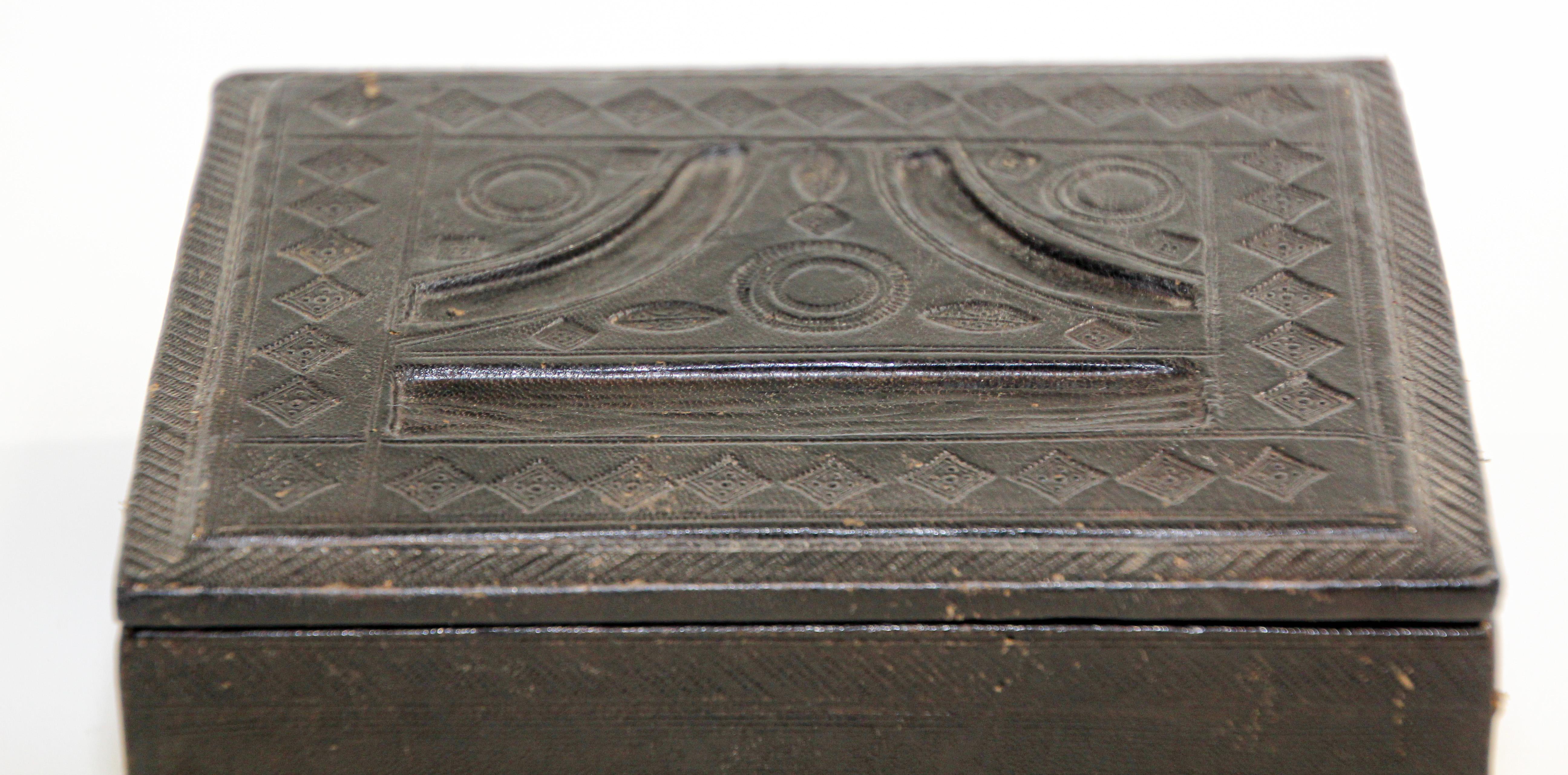 Hand tooled black leather box from Africa.
Very fine workmanship with tribal traditional African symbols on black leather.
Tuareg style probably Mauritania.
Open to a leather lined interior.
Dimensions: 6