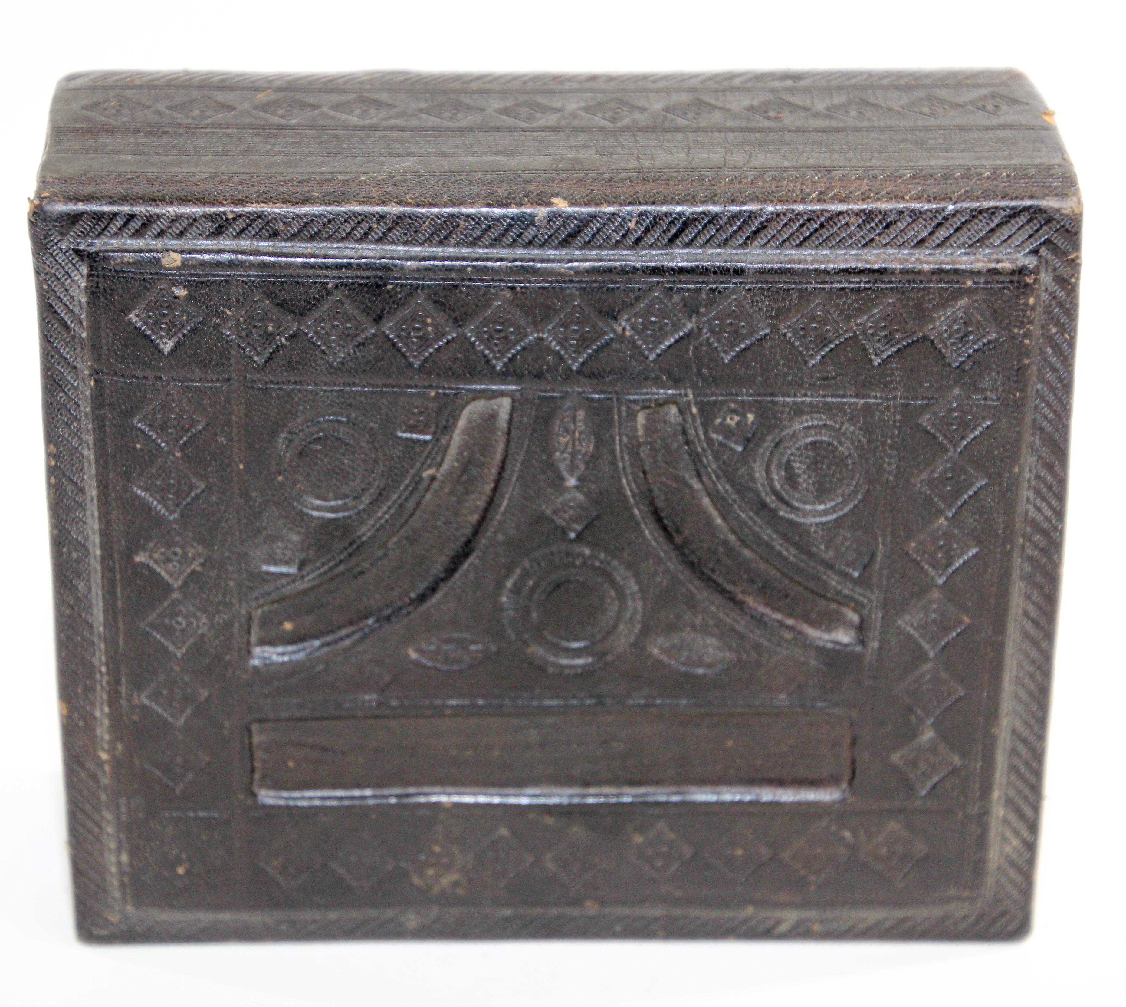 African Tuareg Hand-Tooled Black Leather Box In Good Condition For Sale In North Hollywood, CA