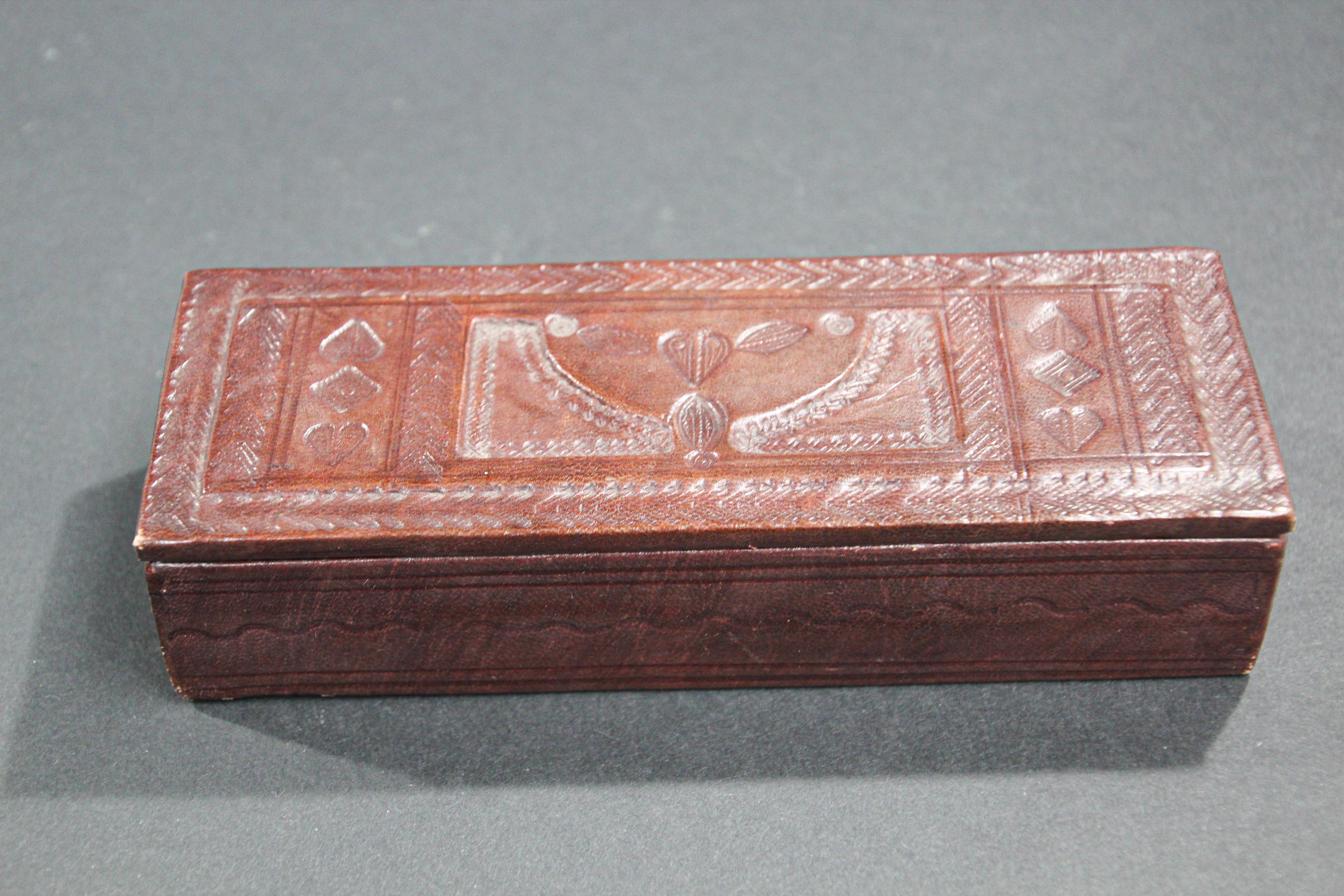 African Tuareg Hand-Tooled Brown Leather Box In Good Condition For Sale In North Hollywood, CA
