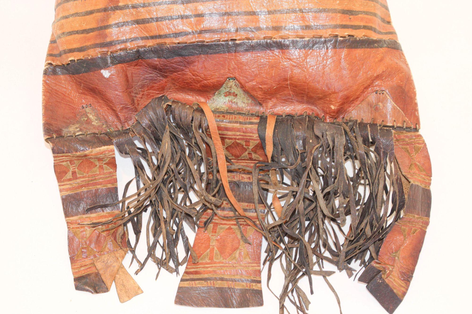 Coussin en cuir africain Tuareg façonné à la main avec franges en vente 8