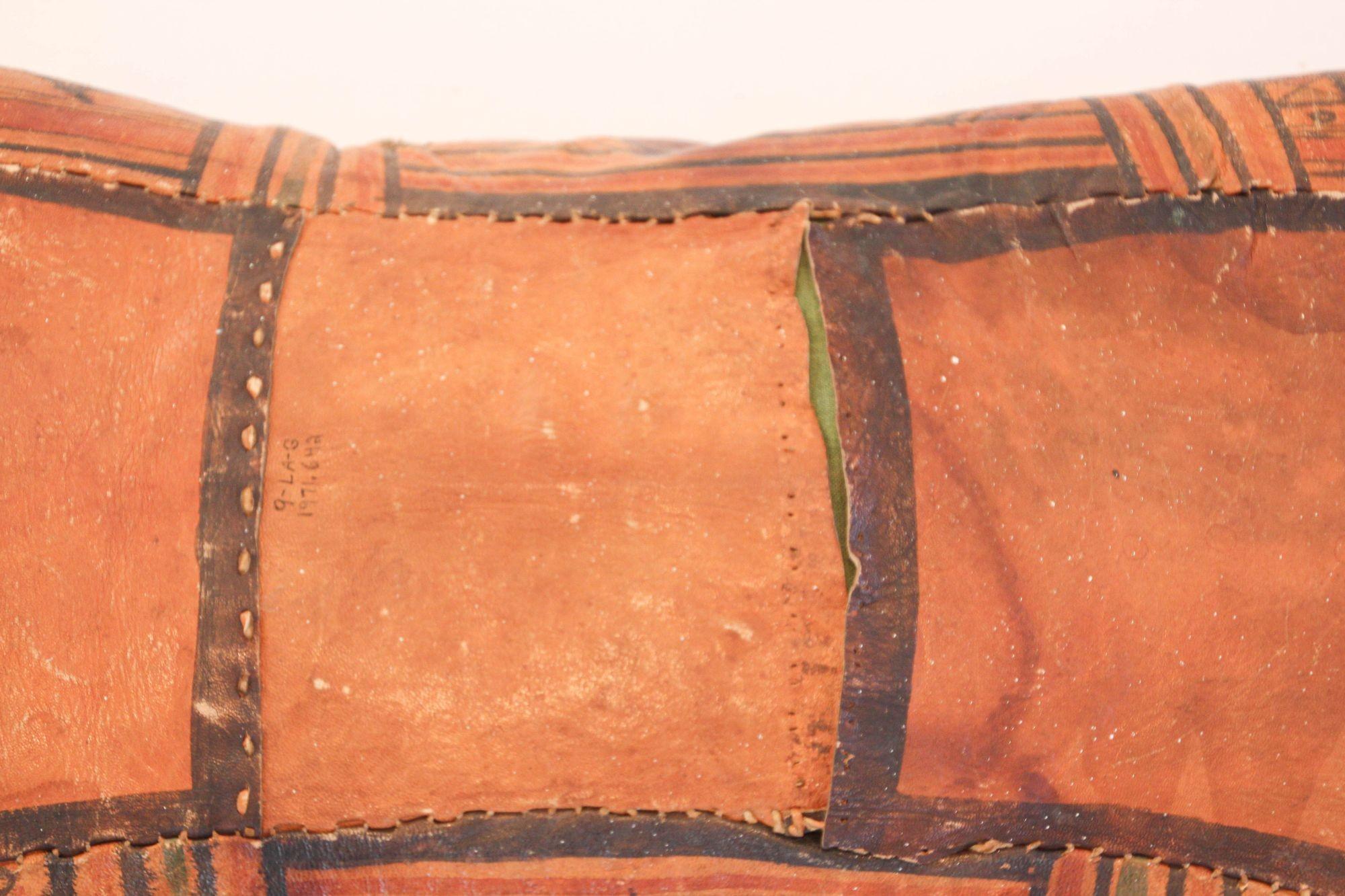 Coussin en cuir africain Tuareg façonné à la main avec franges en vente 9