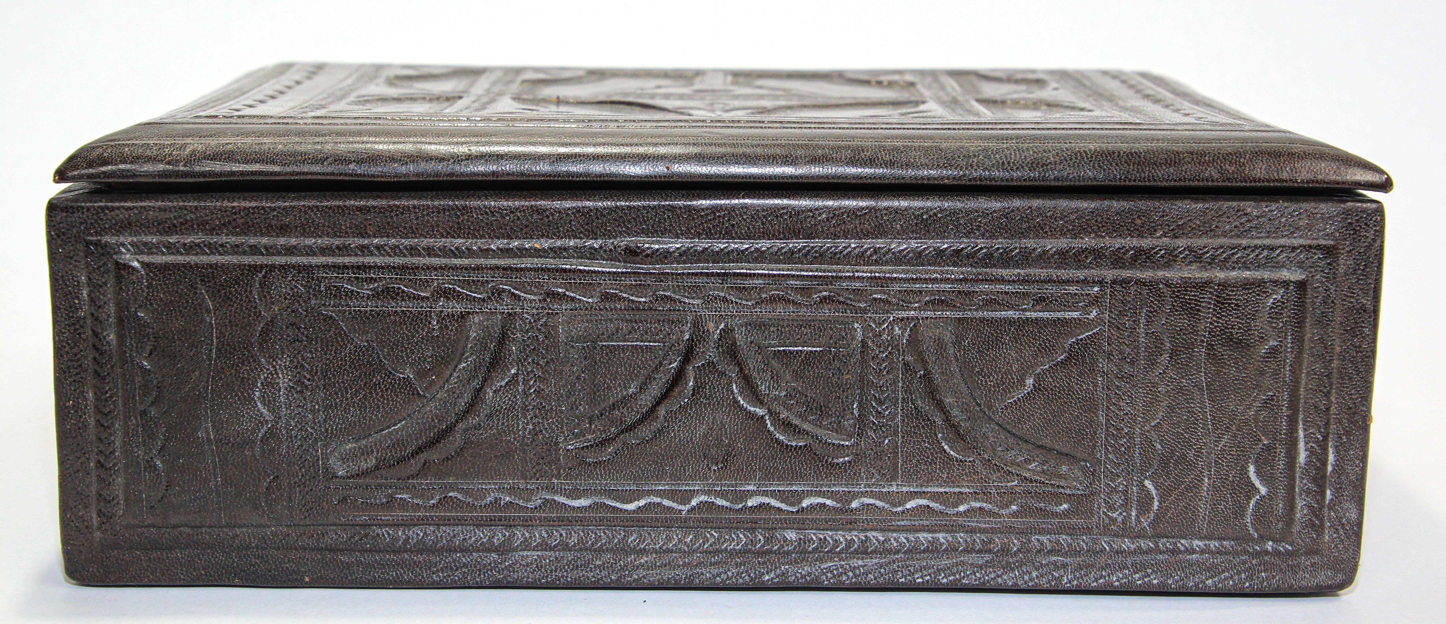 African Tuareg Large Hand-Tooled Brown Leather Box In Good Condition In North Hollywood, CA