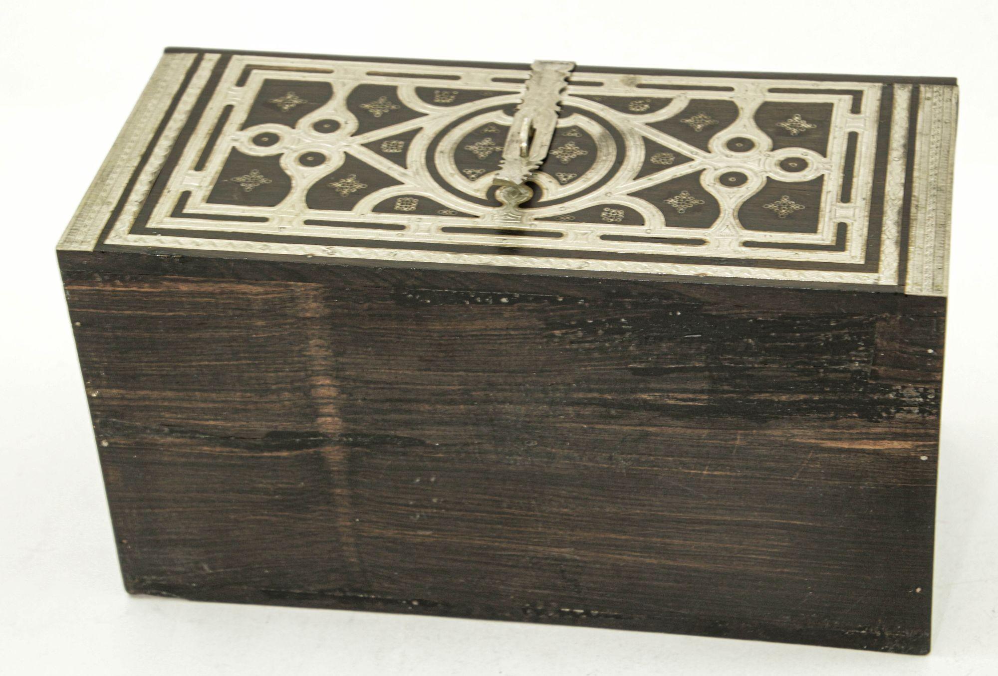 Joyero tuareg africano de plata y madera de ébano Años 50 en venta 3