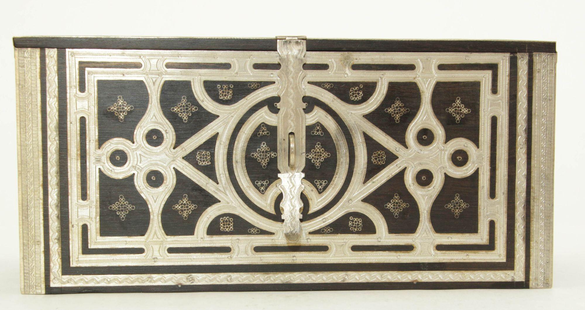 Joyero tuareg africano de plata y madera de ébano Años 50 en venta 4