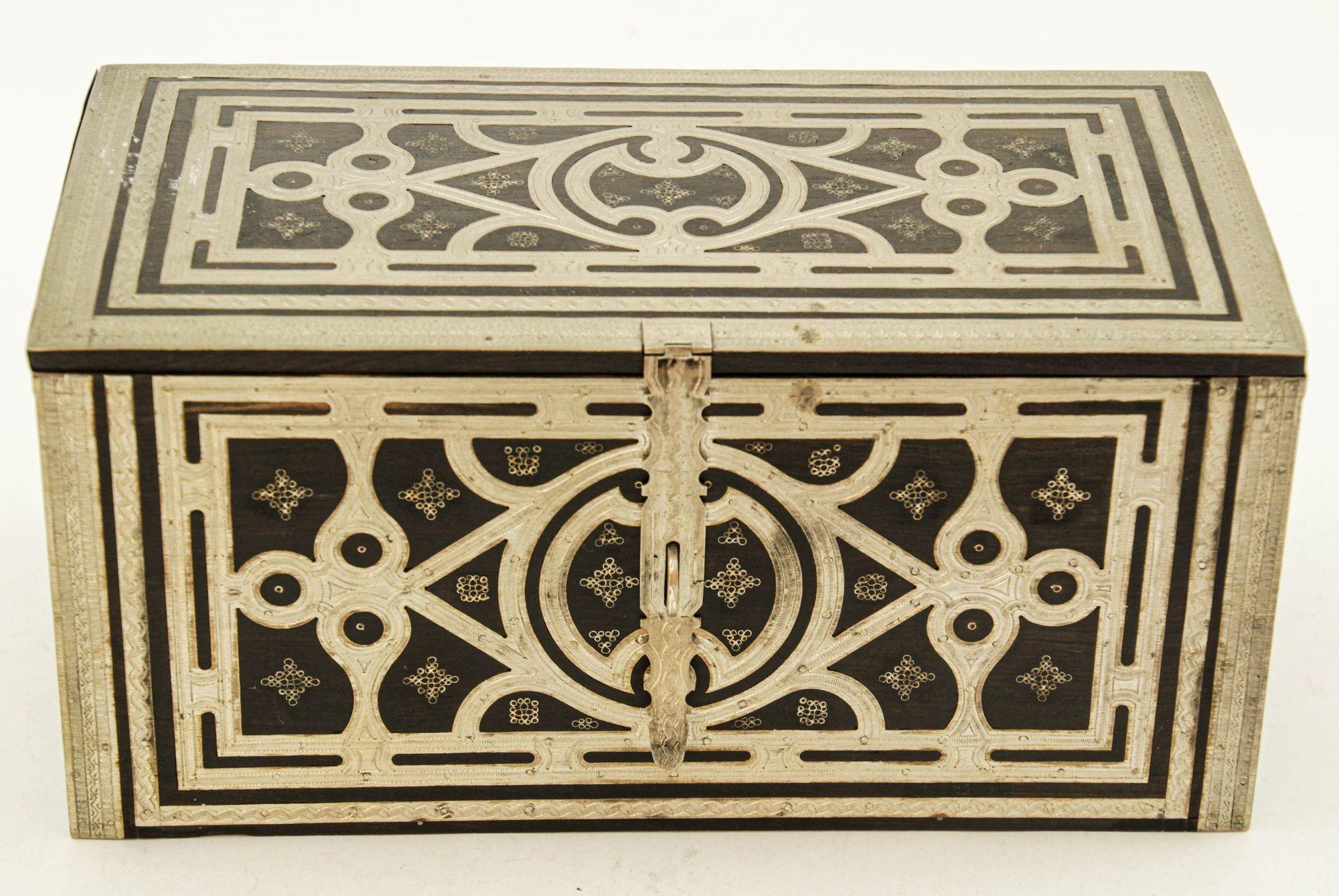 Joyero tuareg africano de plata y madera de ébano Años 50 en venta 6