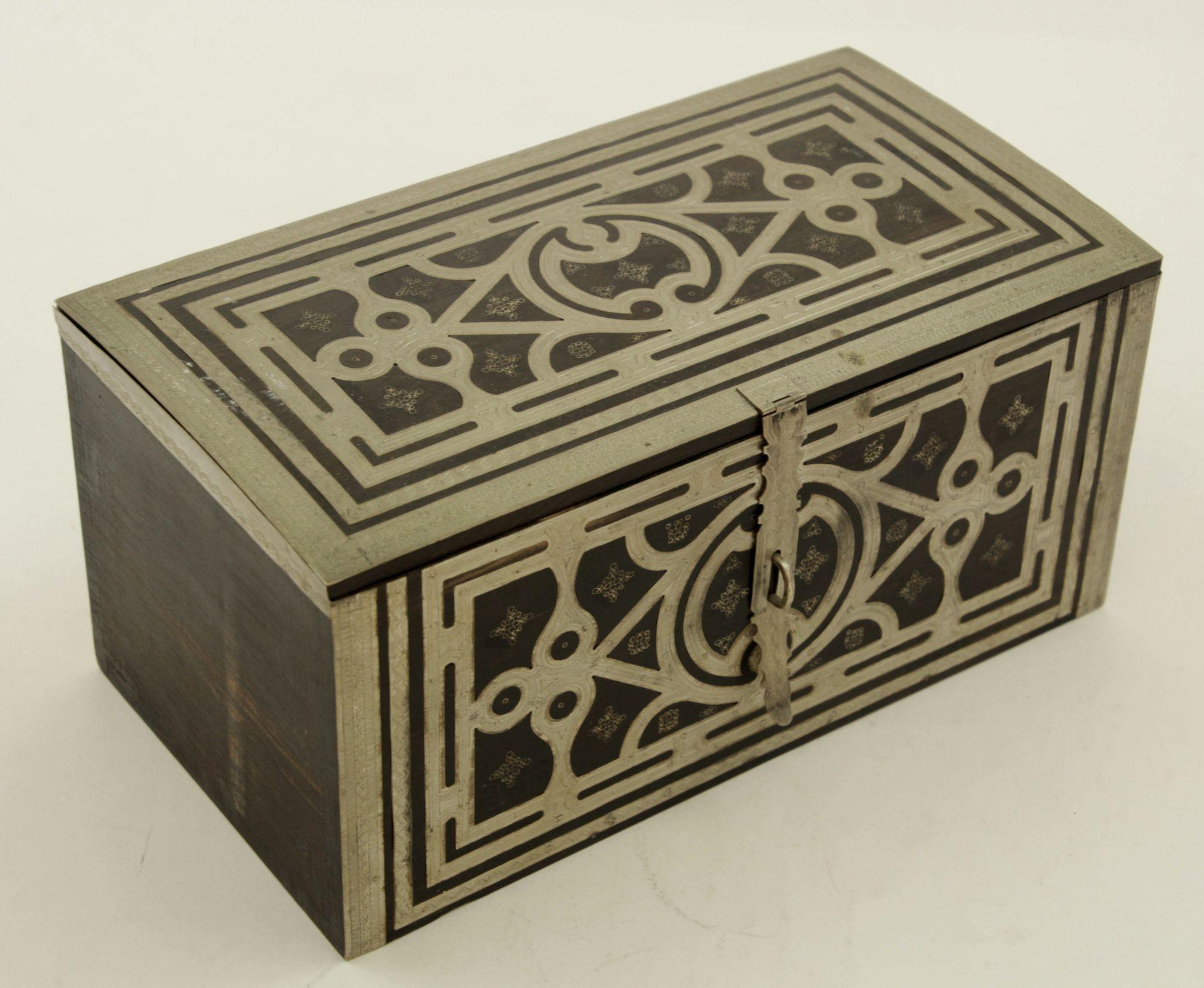 Joyero tuareg africano de plata y madera de ébano Años 50 en venta 1