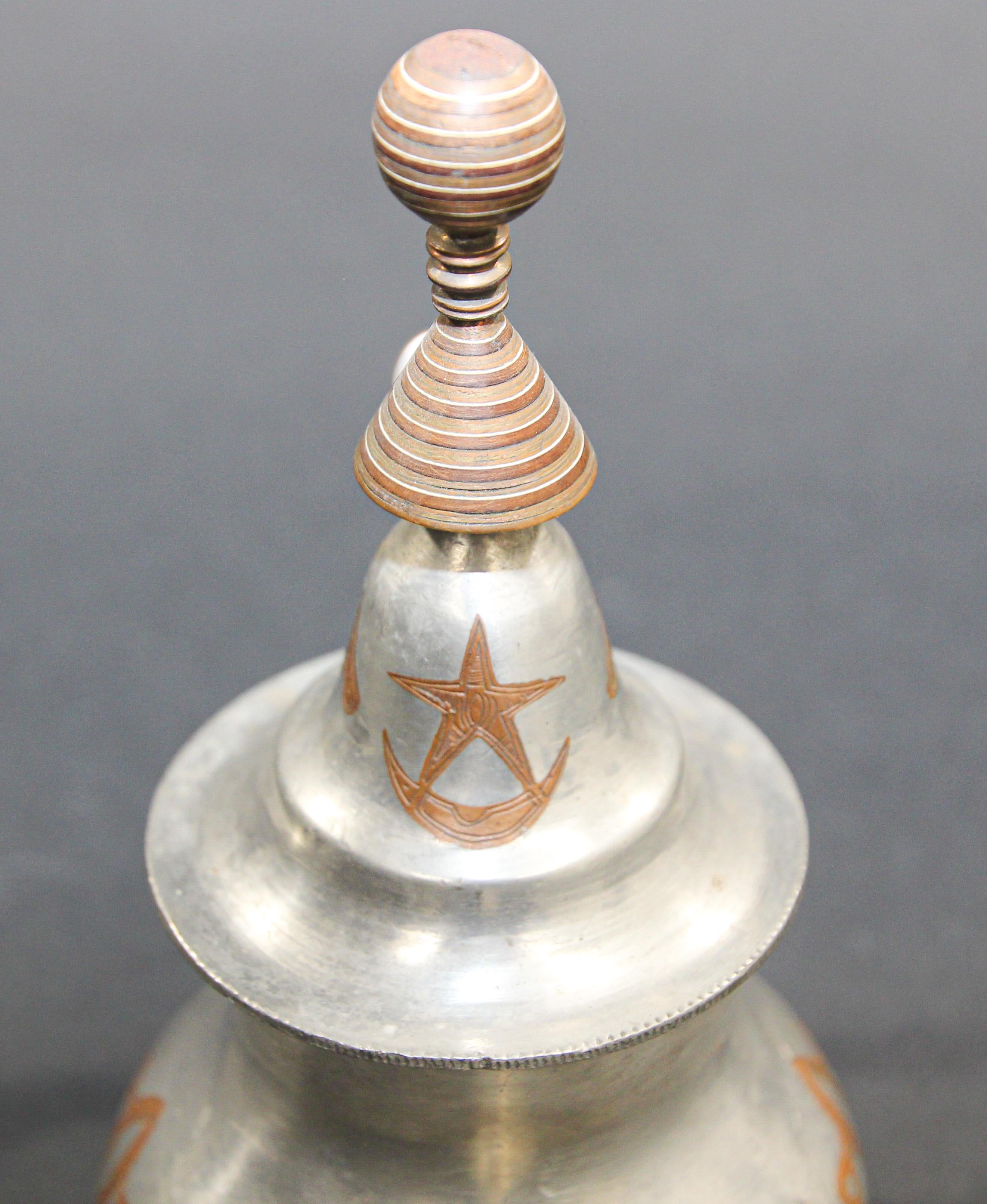 Tetera africana tuareg de peltre plateado de Mauritania en venta 9
