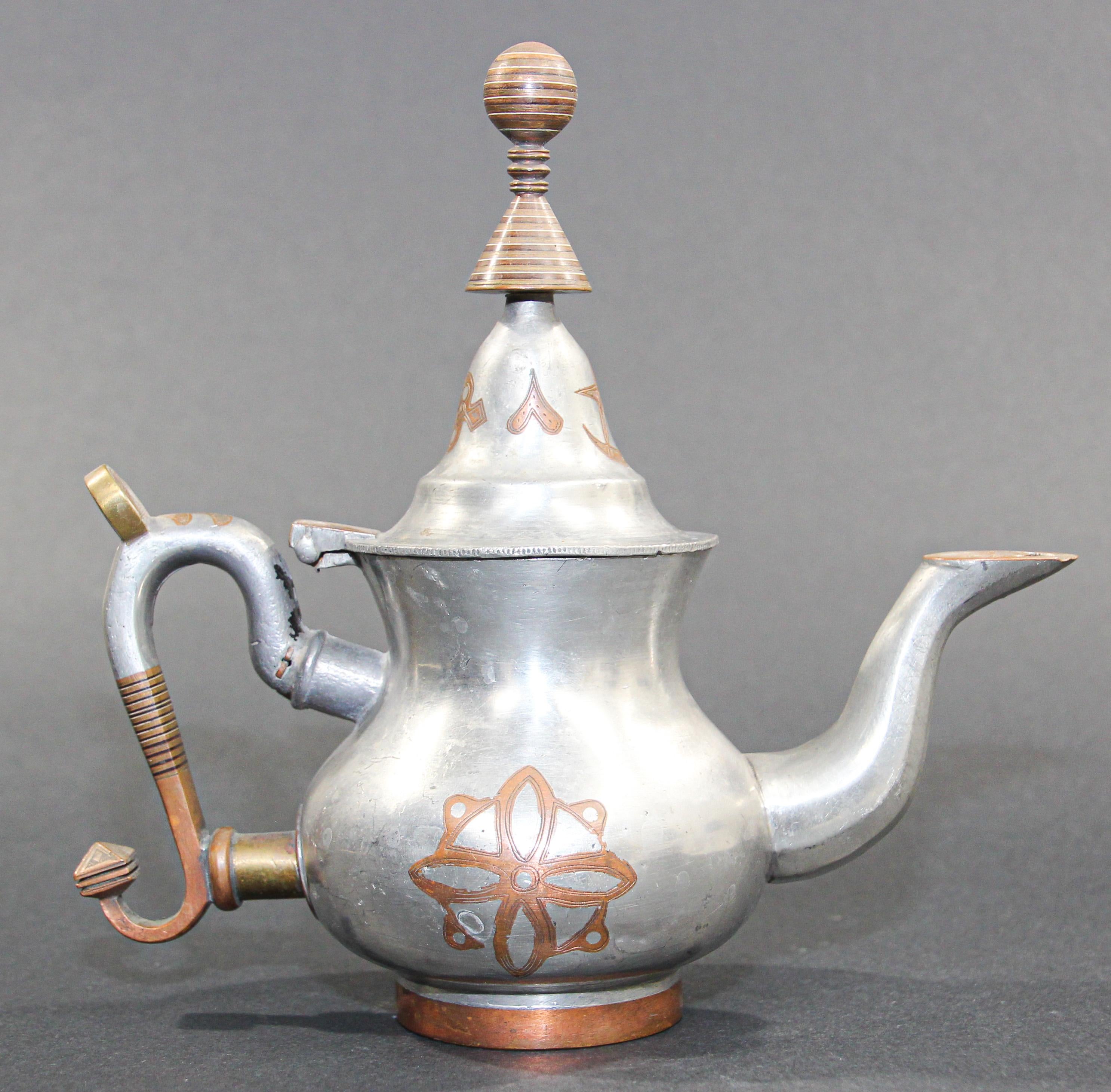 Tetera vintage africana Tuareg Mauritania
Tetera tuareg de mediados del siglo XX procedente de Mauritania, África, Sáhara Occidental.
Adornos artesanales de estaño, cobre y latón.
El pueblo tuareg habita una extensa zona, que abarca casi todo el