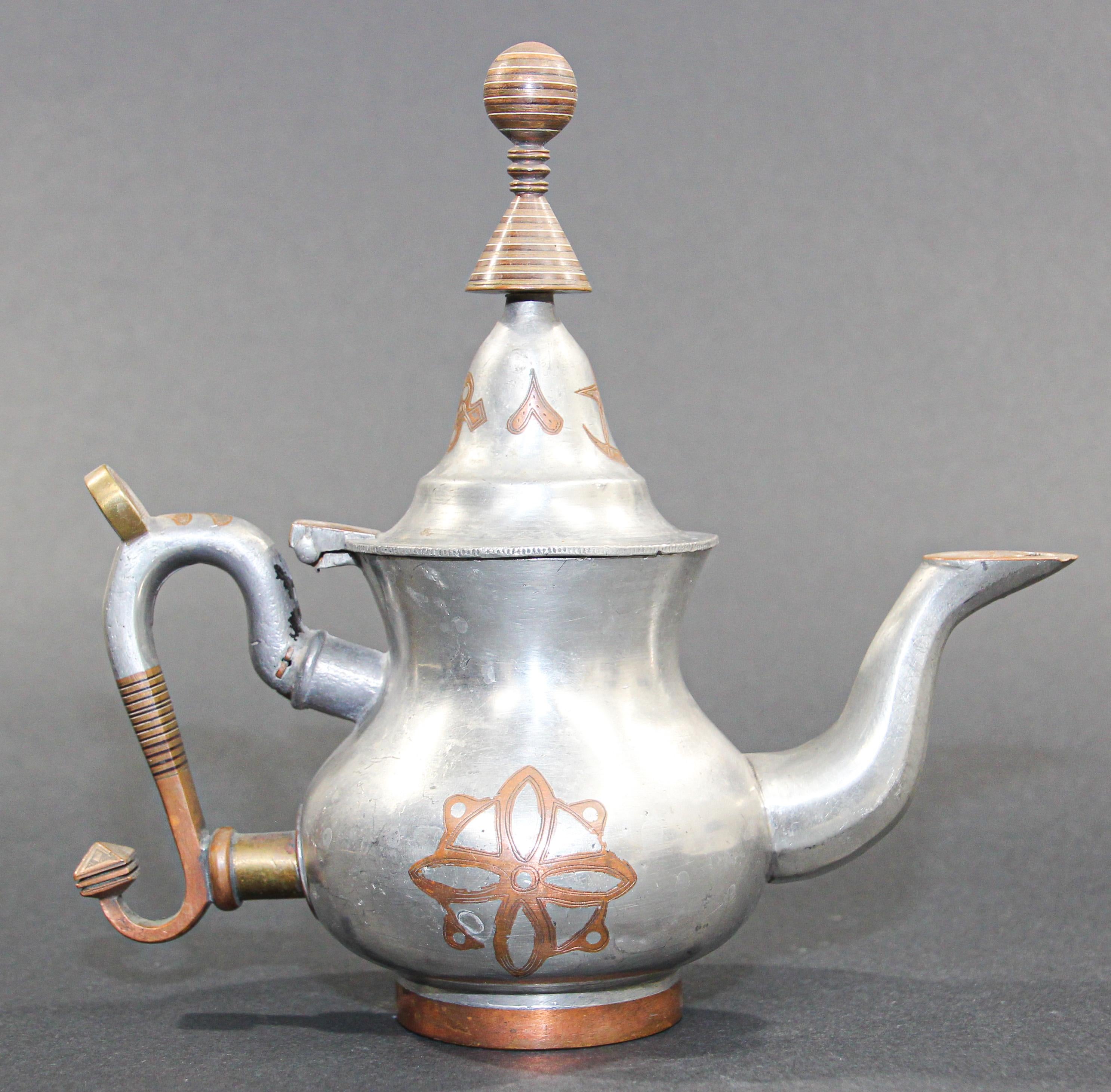 Vintage African Tuareg Tea pot Mauritania
Mid-20th century Tuareg teapot from Mauritania, Africa, Western Sahara.
Handcrafted of pewter, copper and brass decorations.
The Tuareg people inhabit a large area, covering almost all the middle and western