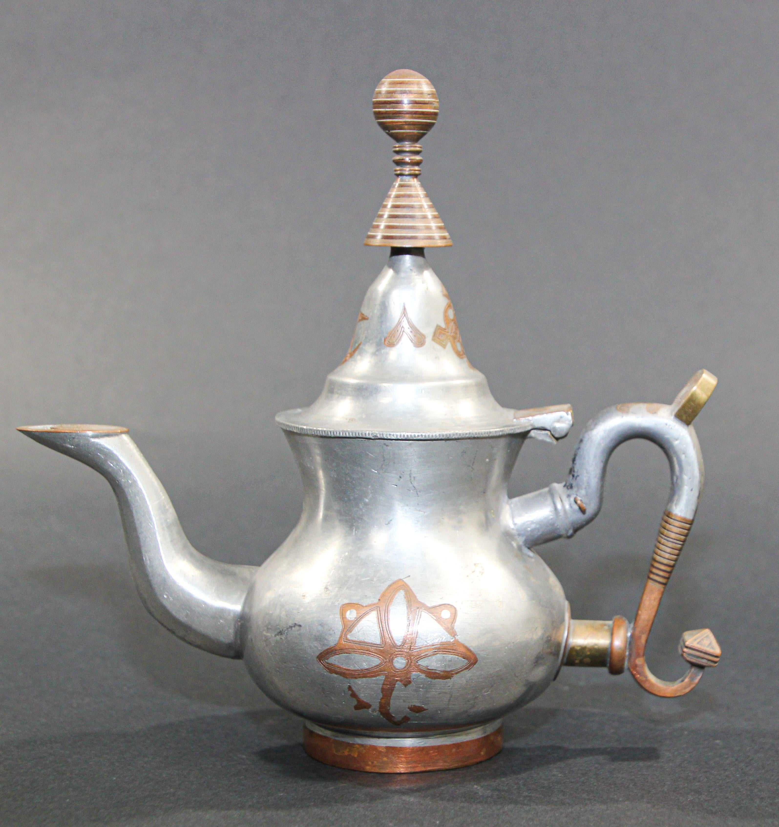 Afrikanische Zinn-Teekanne aus Mauritania aus Silber (Handgeschnitzt) im Angebot