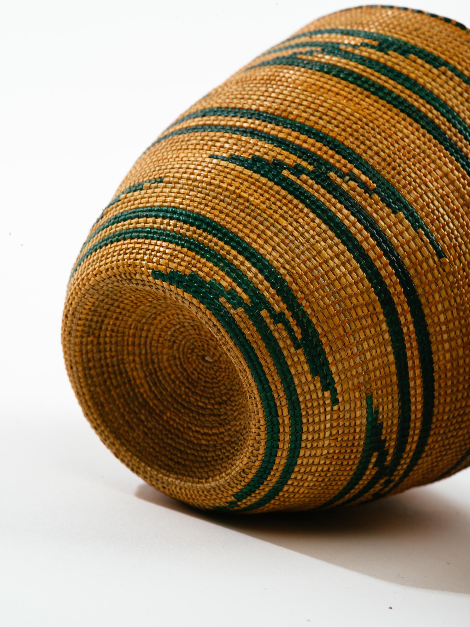 African Tutsi Agaseki Basket with Conical Lid In Good Condition In New York, NY
