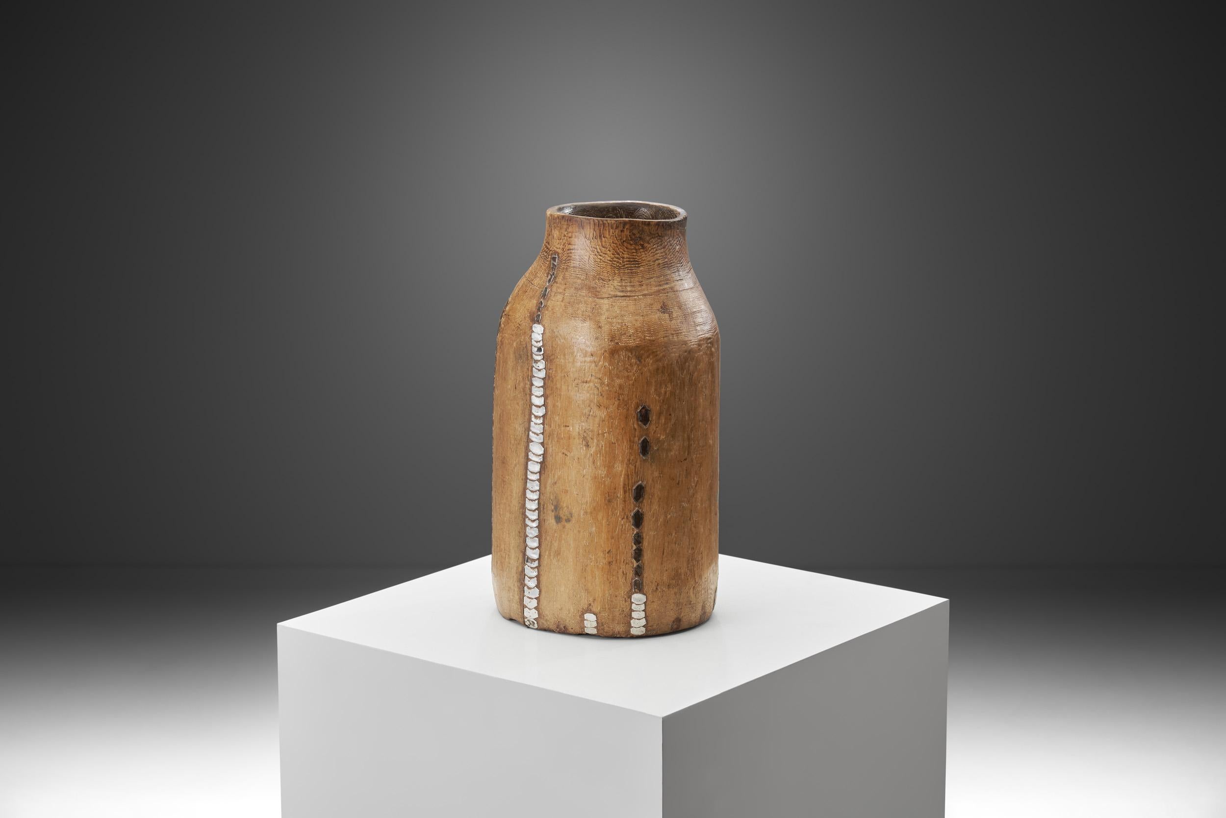 This authentic wood milk container from Rwanda can be traced to the Tutsi people, an ethnic group of the African Great Lakes region. From the 15th century, cattle and the arts - among many other things - had an important role in Tutsi culture,