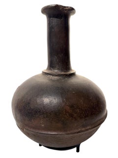 Vase africain, en céramique fabriquée à la main, présentant une belle patine, sur un socle d'exposition