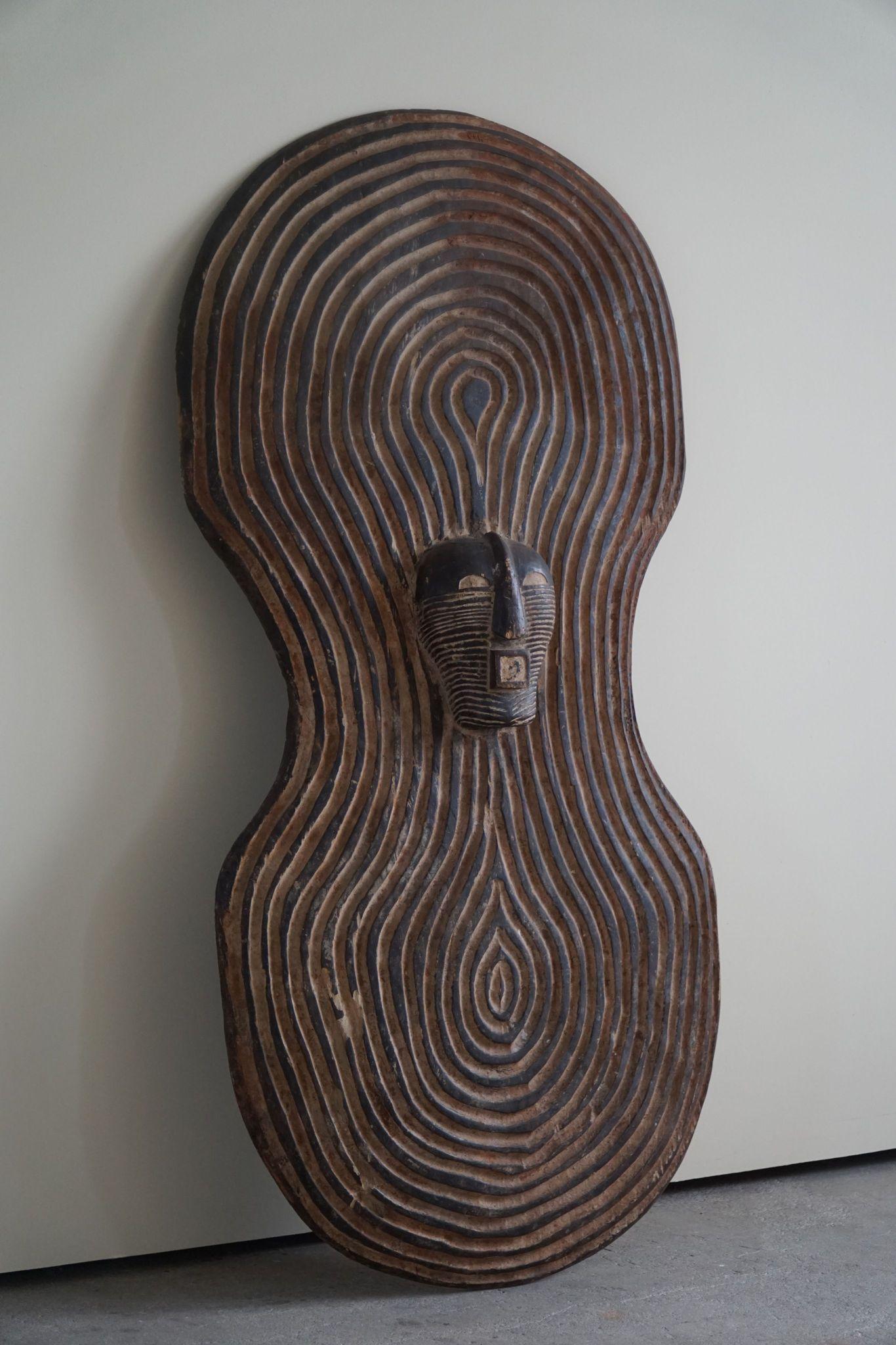 Afrikanisches Vintage-Schild, Stammes-Wandkunst, SONGYE SHIELD, Kongo, Mitte 20. (Handgeschnitzt) im Angebot