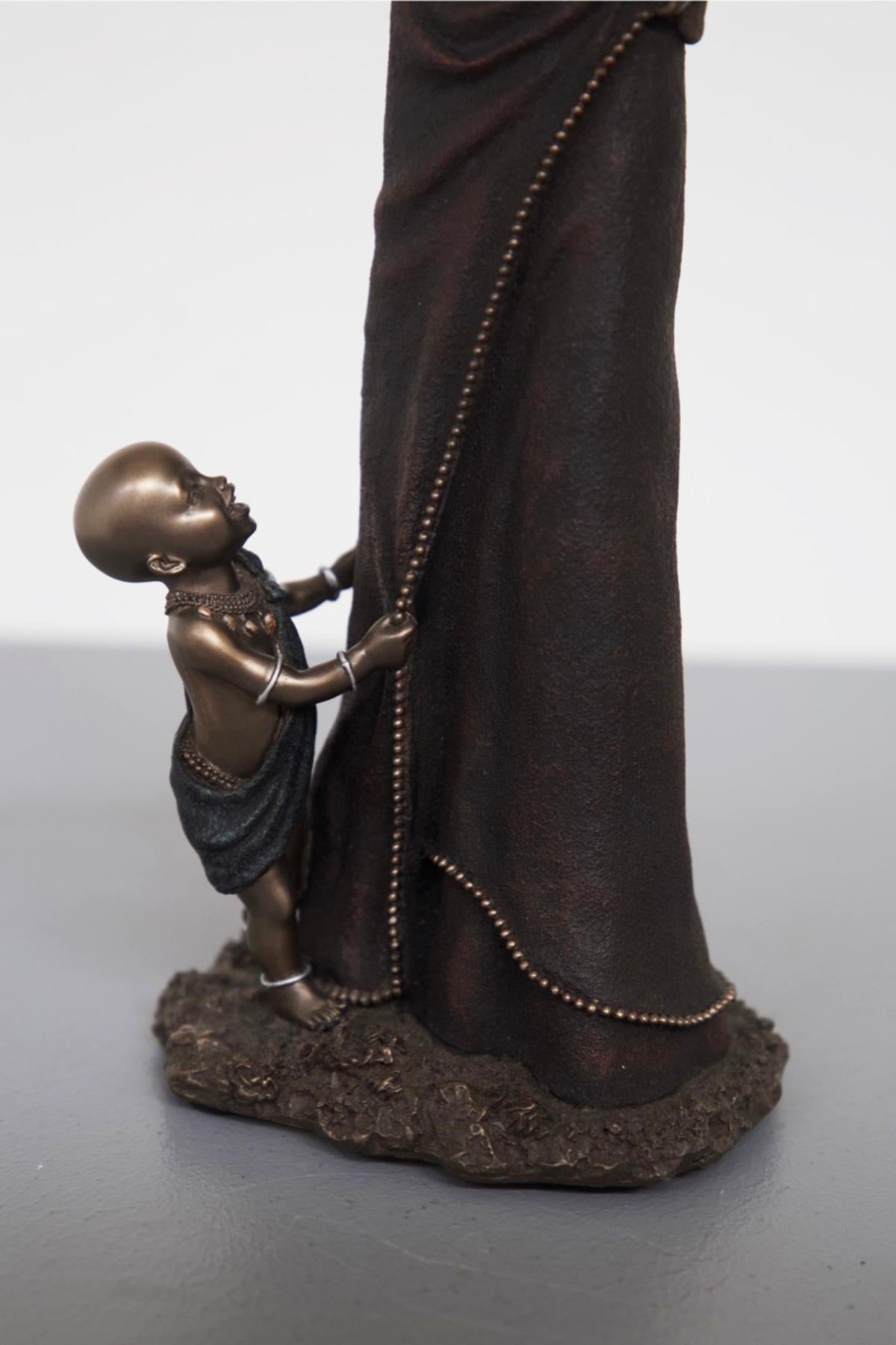 A splendid resin statue made by an unknown artist, in a limited edition. There is a label under the brass base specifying the edition number of the statue (1399/2000).
This statue represents the Maasai people, as specified on the label below.
The