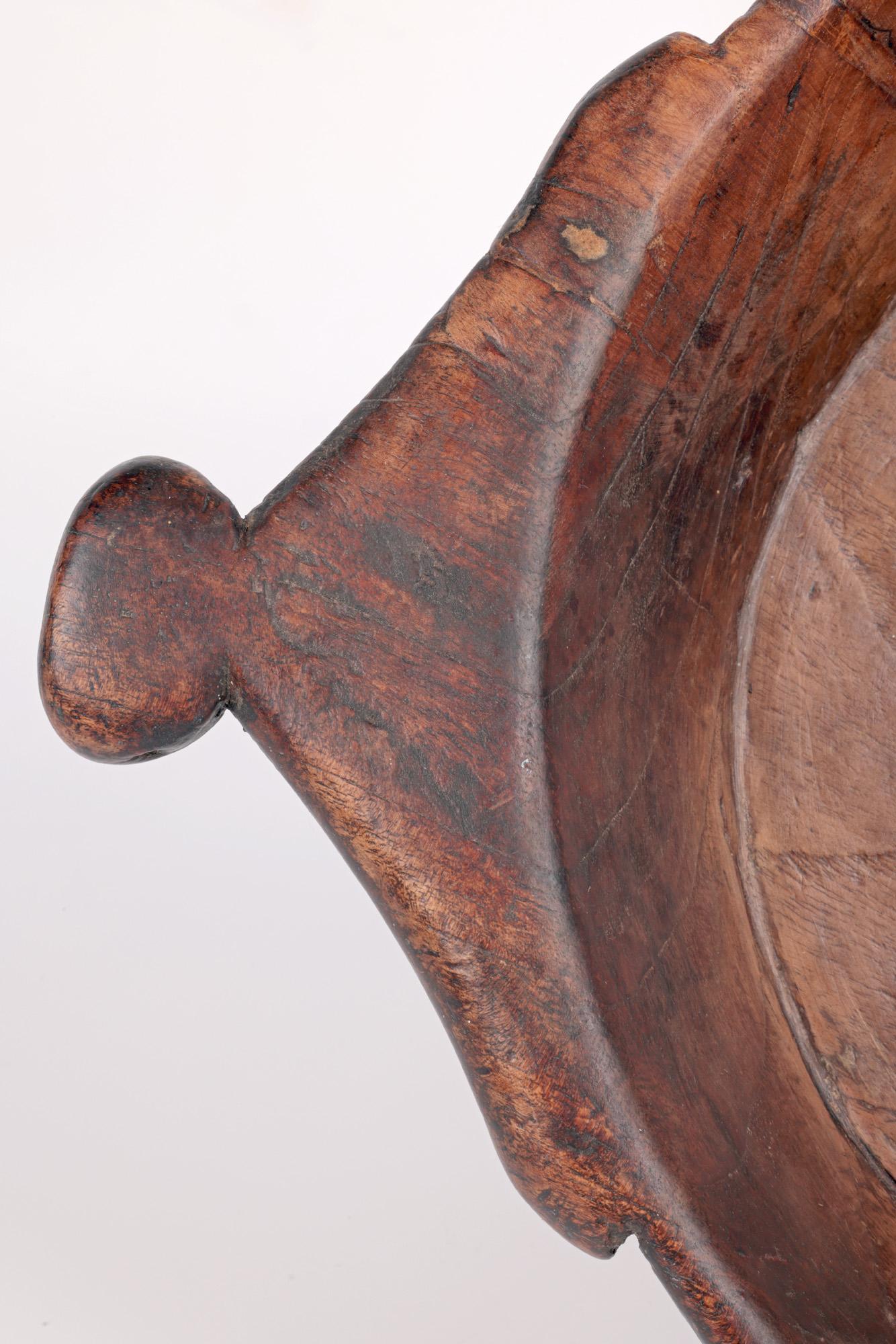 Bol africain vintage en bois sculpté à la main à deux poignées en vente 5