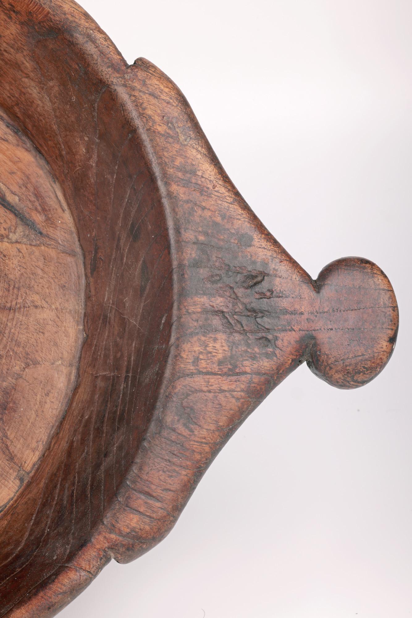 Bol africain vintage en bois sculpté à la main à deux poignées en vente 8