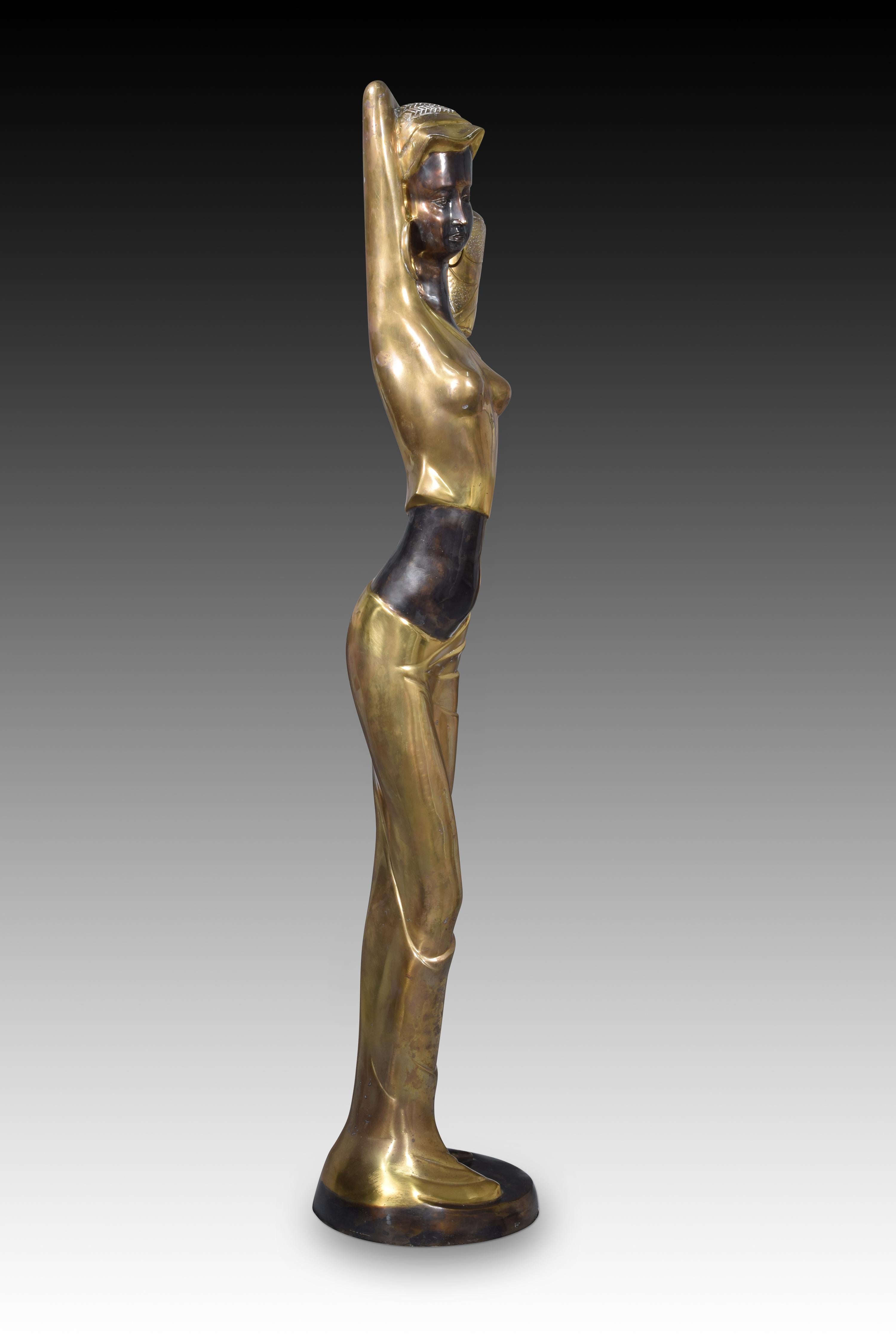 African water carrier. Bronze. Twentieth century. 
Sculpture with a certain Art Deco reminiscence that presents a female figure with large hoop earrings and a jug in her hands. Material finishes are combined, leaving certain areas in a dark tone to