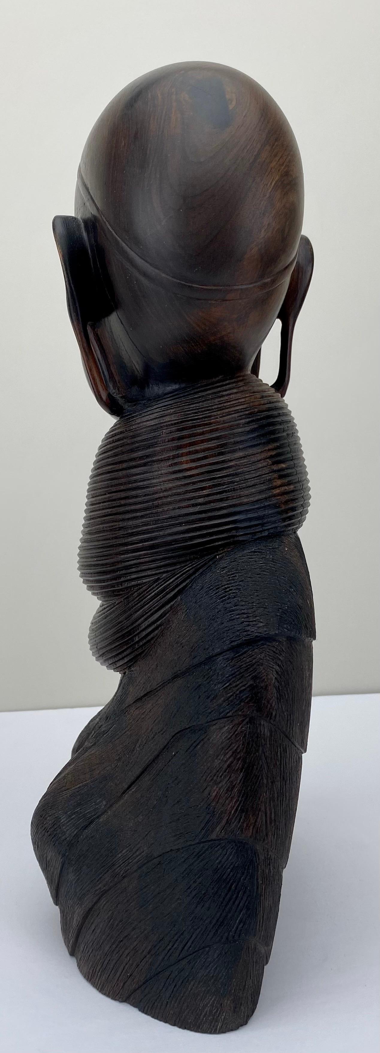 Sculpté à la main Buste de femme africaine en bois d'ébène sculpté à la main  en vente
