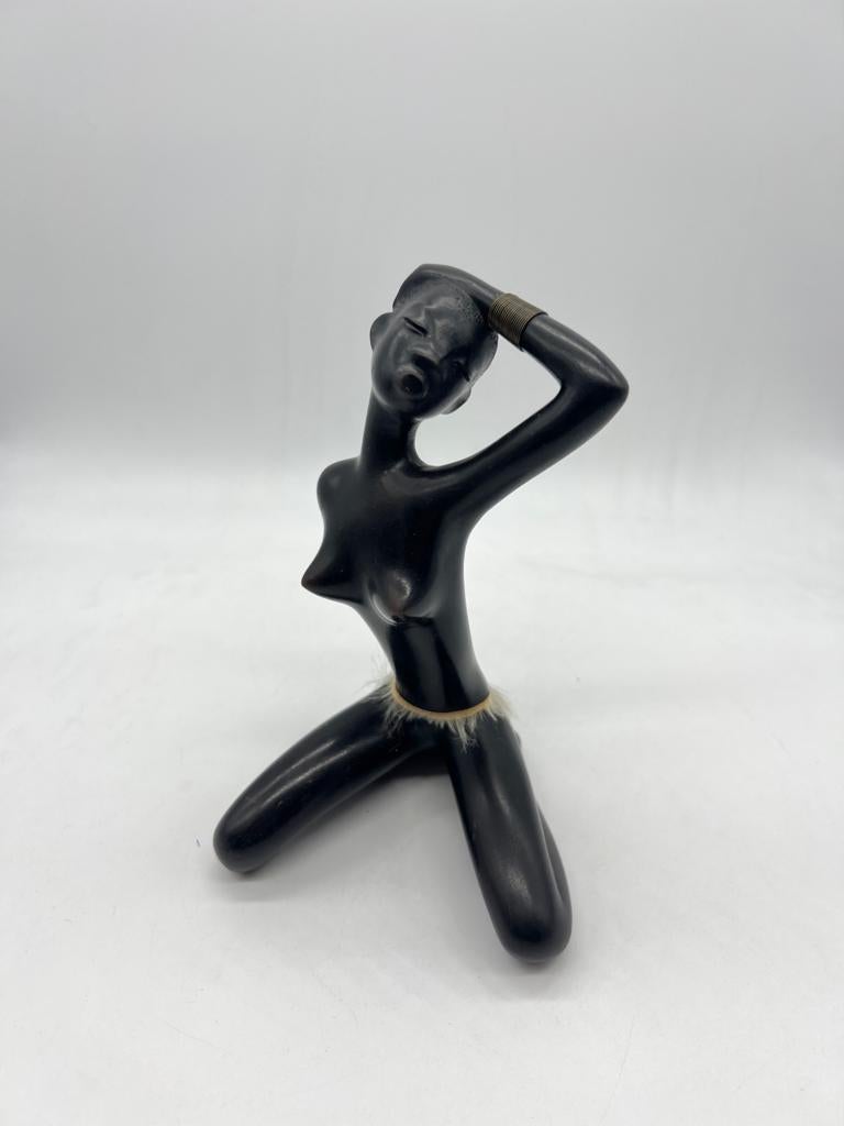 Metà XX secolo scultura firmata Donna africana di Leopold Anzengruber, Austria Vienna, in vendita