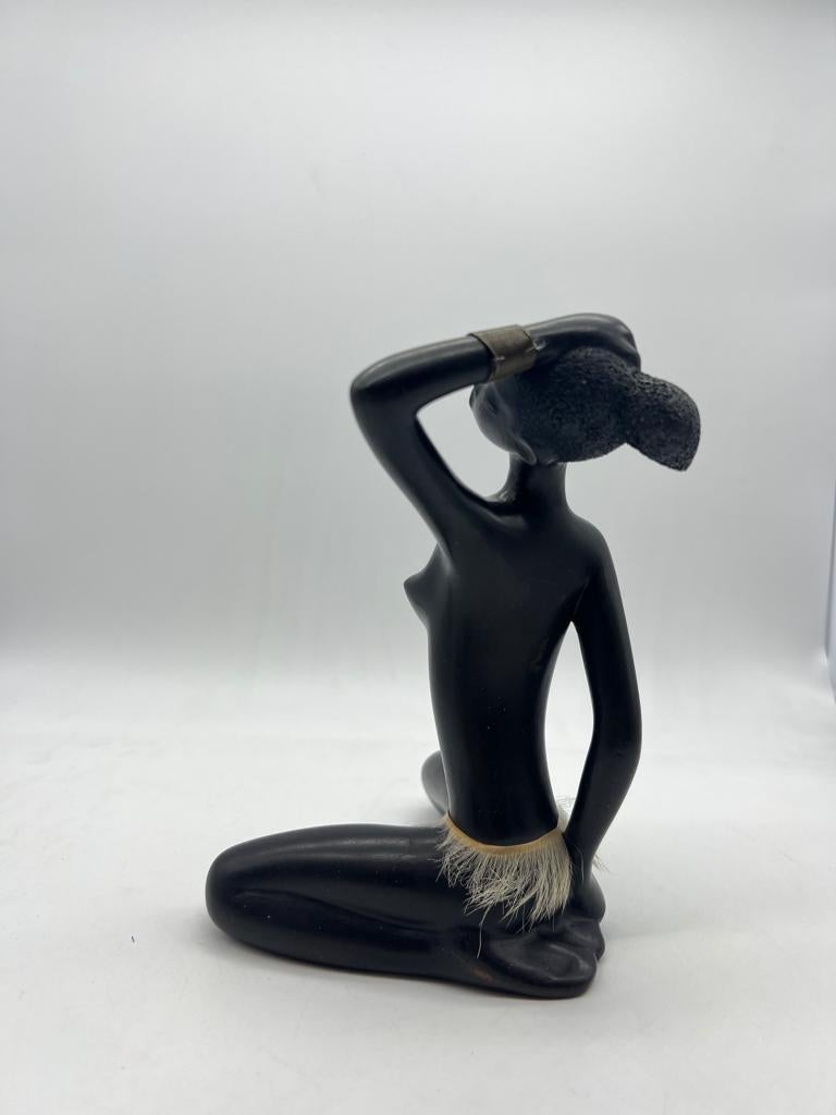 Céramique Sculpture de femme africaine signée par Leopold Anzengruber, Vienne, Autriche en vente