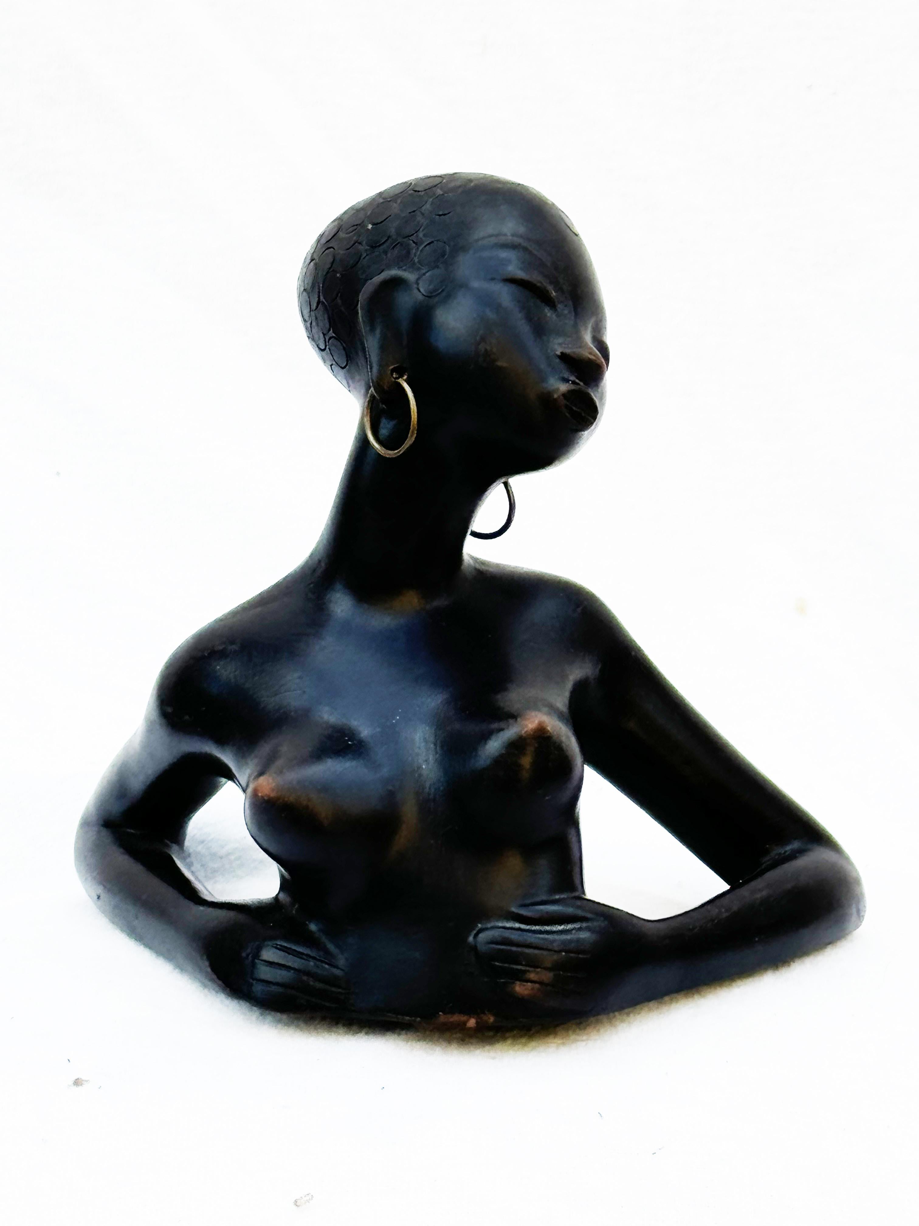 Statuetta in ceramica smaltata nera e orecchini in ottone, disegnata in Austria a Vienna negli anni '50 da Leopold Anzengruber.