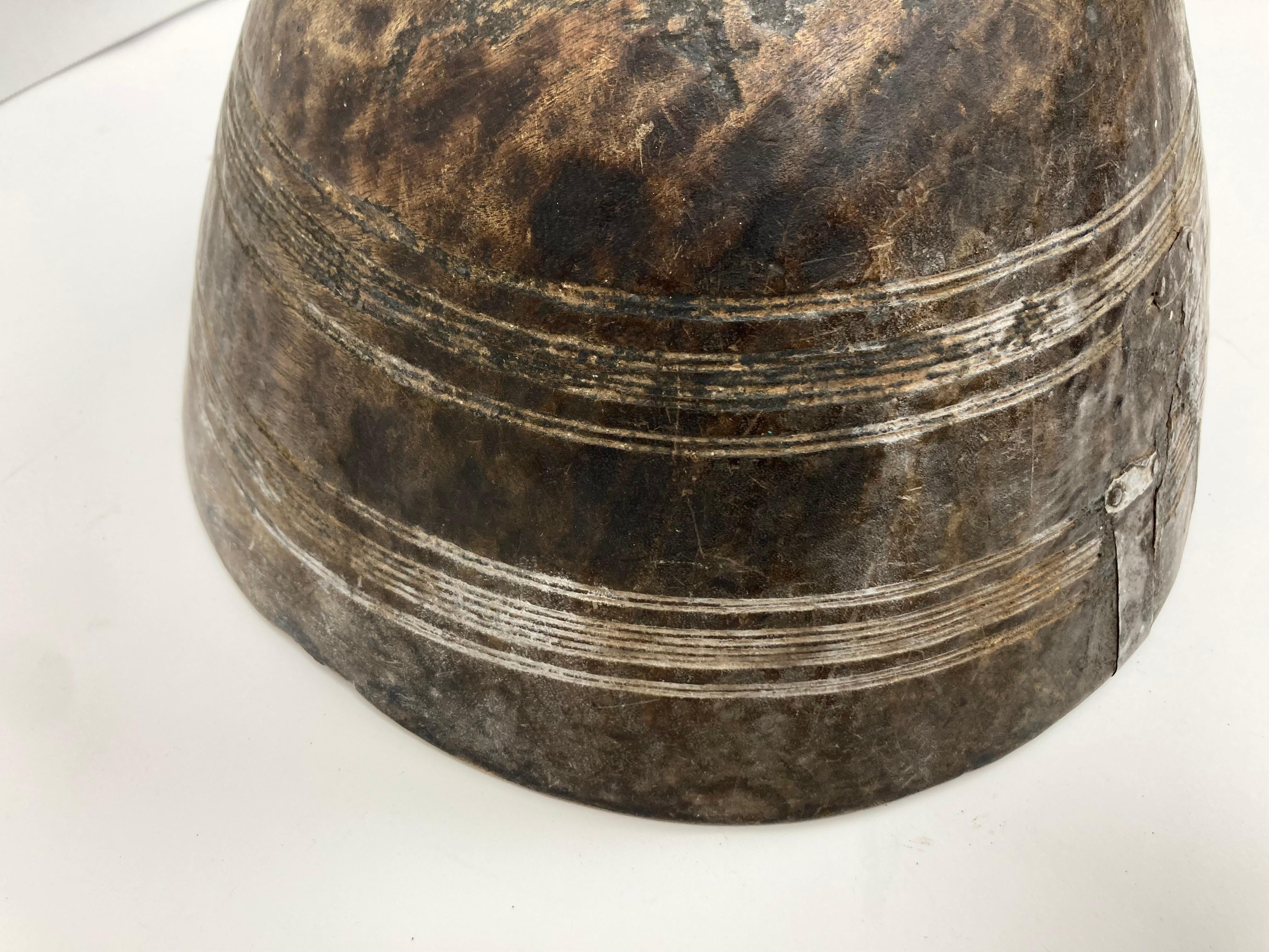 Ciotola africana in legno con disegno inciso in vendita 4