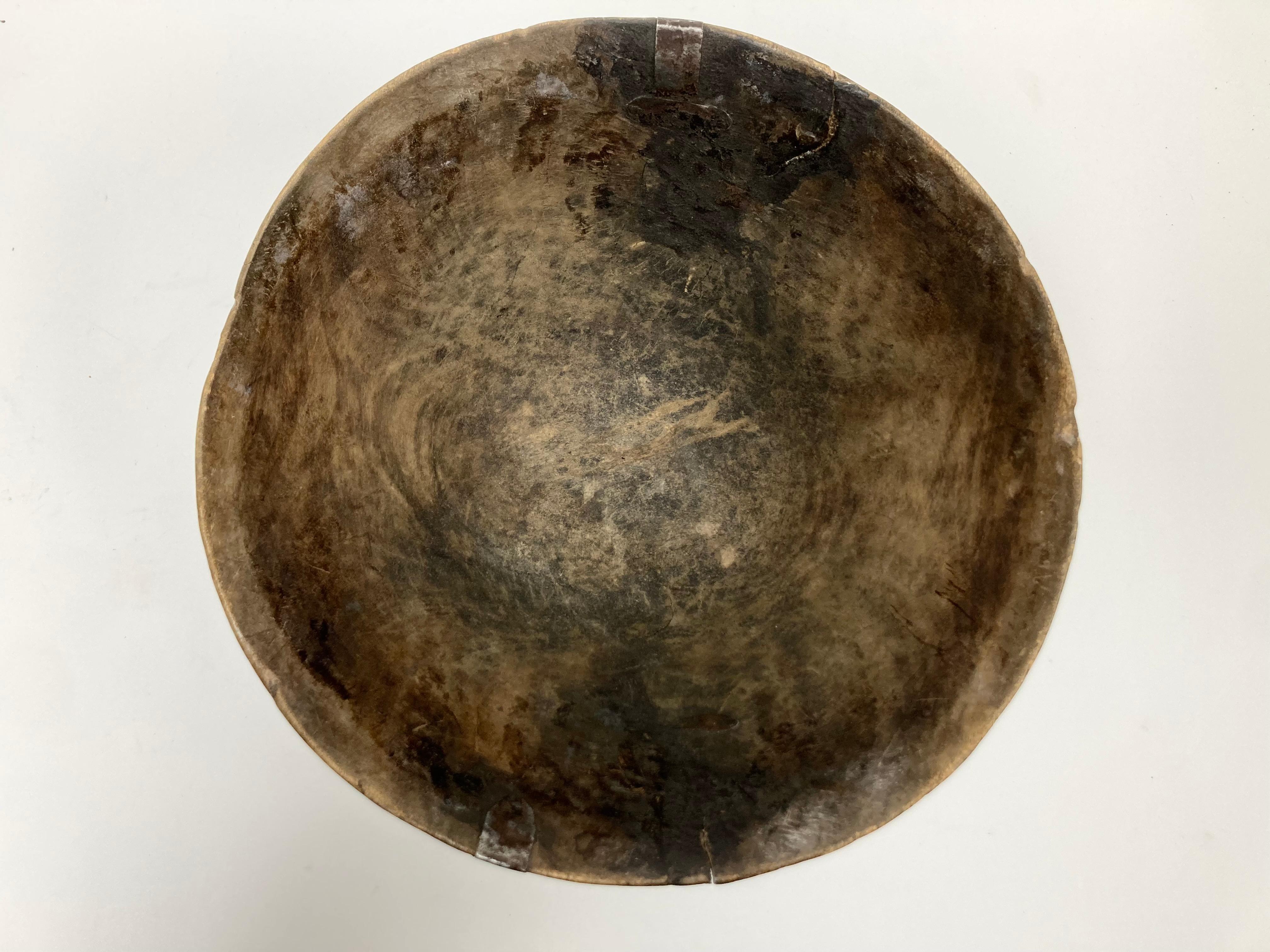 Tribale Ciotola africana in legno con disegno inciso in vendita