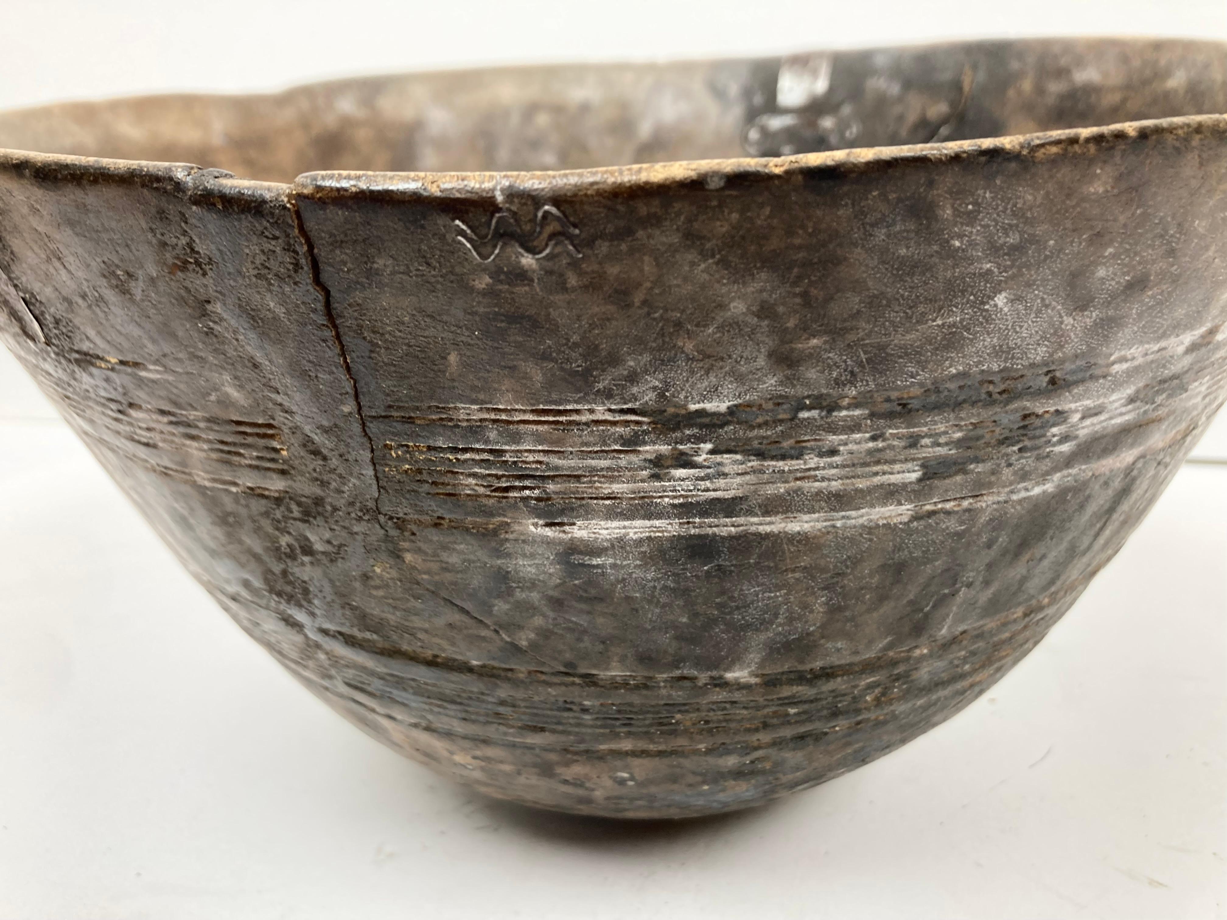 Ciotola africana in legno con disegno inciso In condizioni deteriorate in vendita a Bridgeport, CT