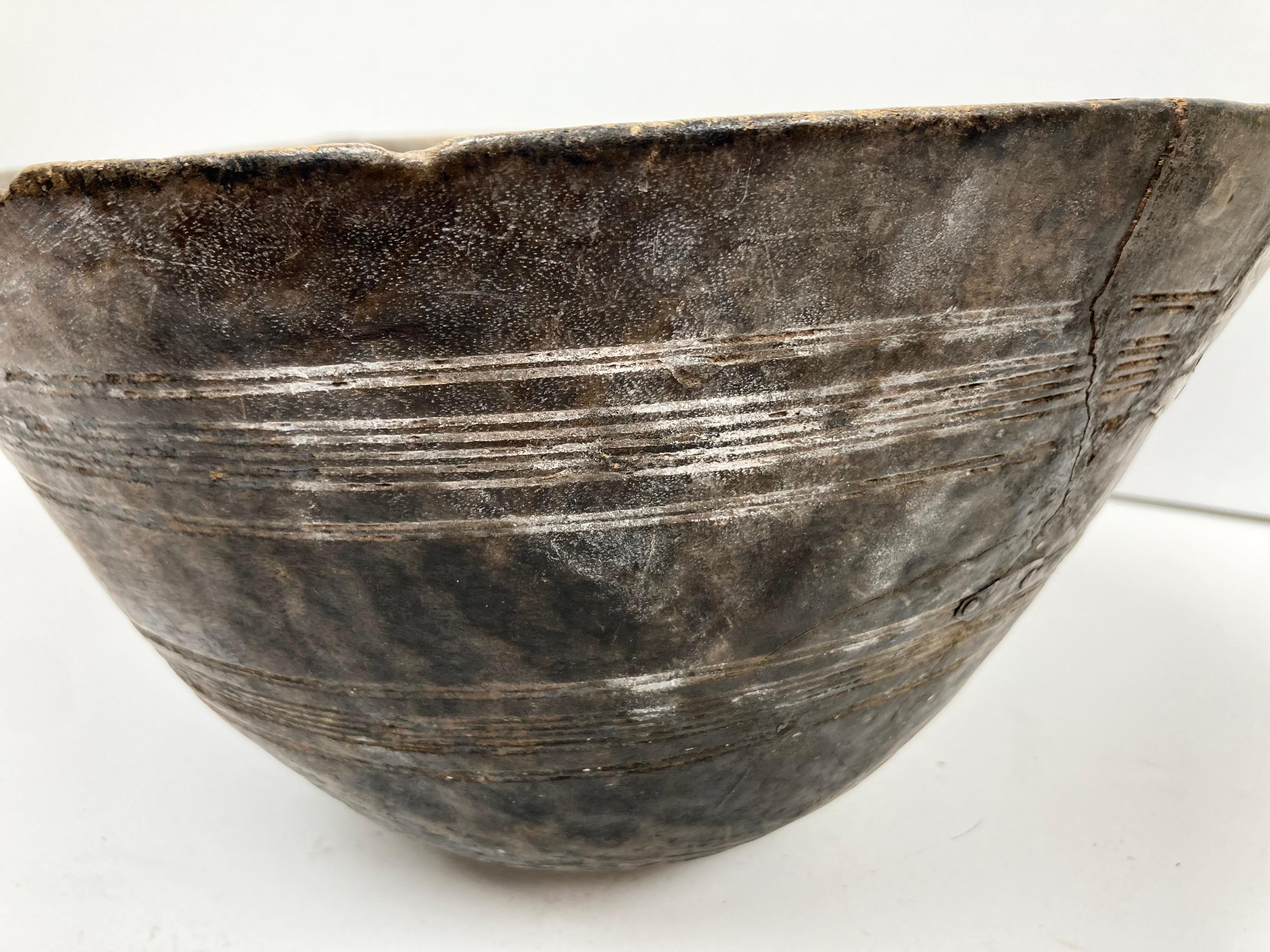 XX secolo Ciotola africana in legno con disegno inciso in vendita