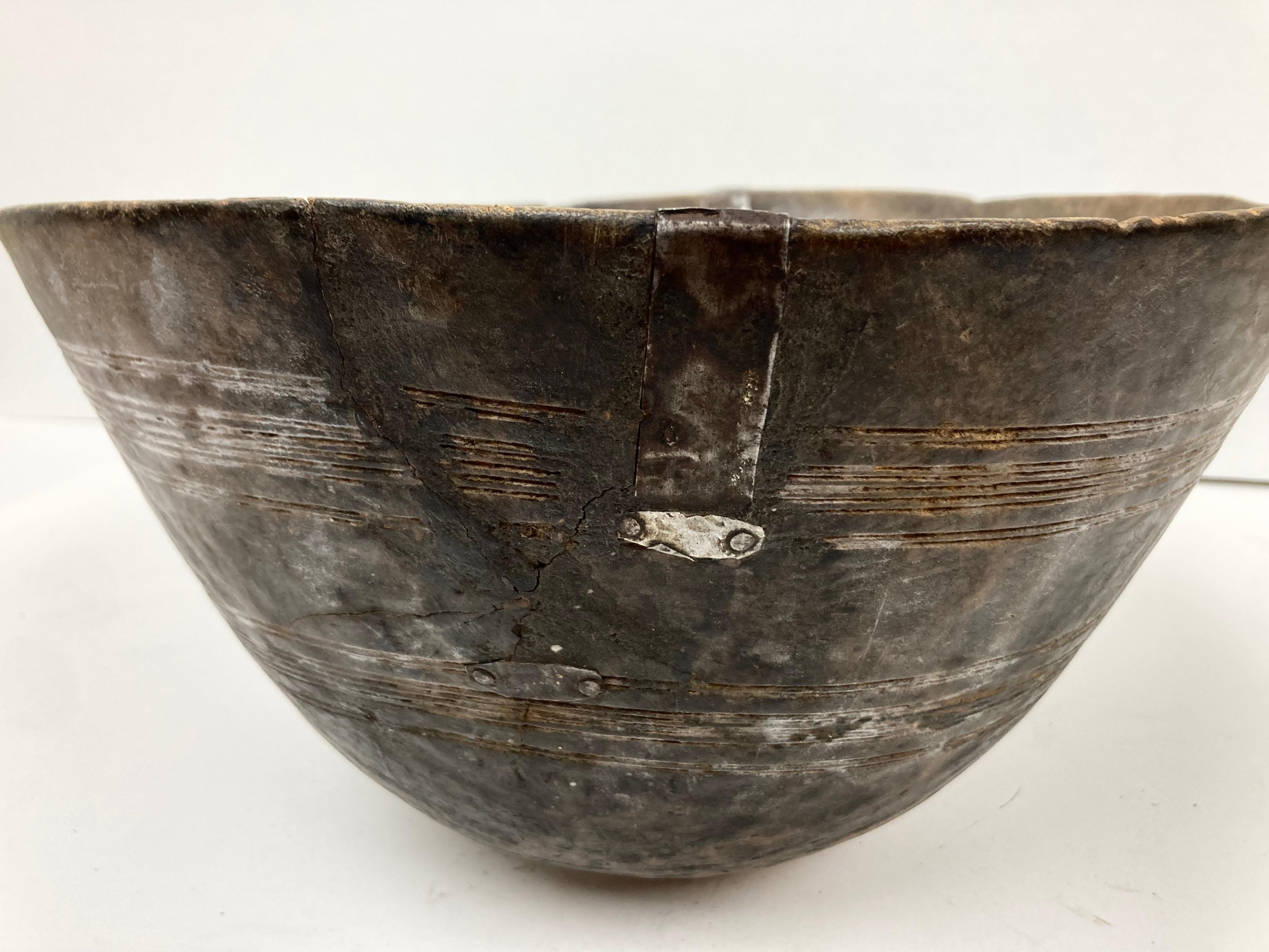 Metallo Ciotola africana in legno con disegno inciso in vendita