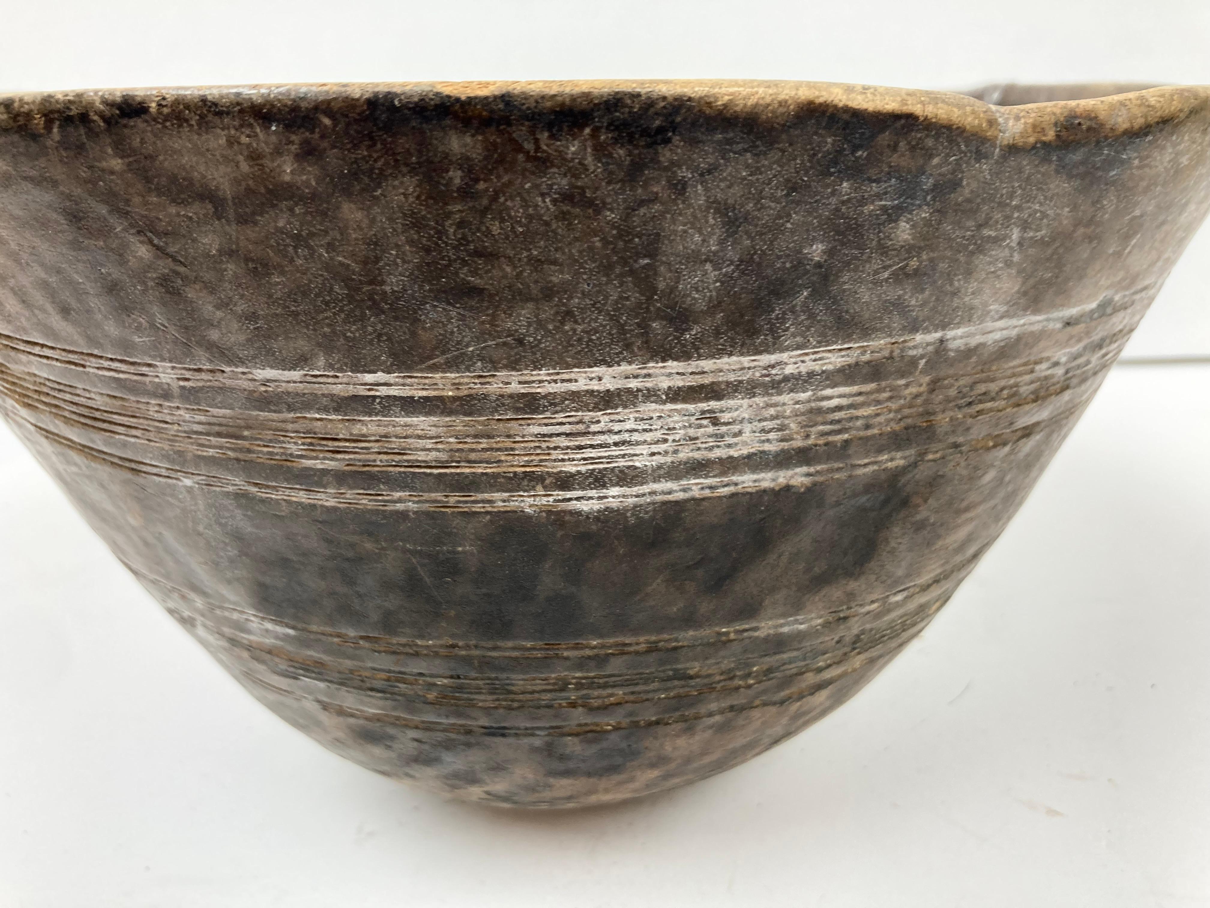 Ciotola africana in legno con disegno inciso in vendita 1