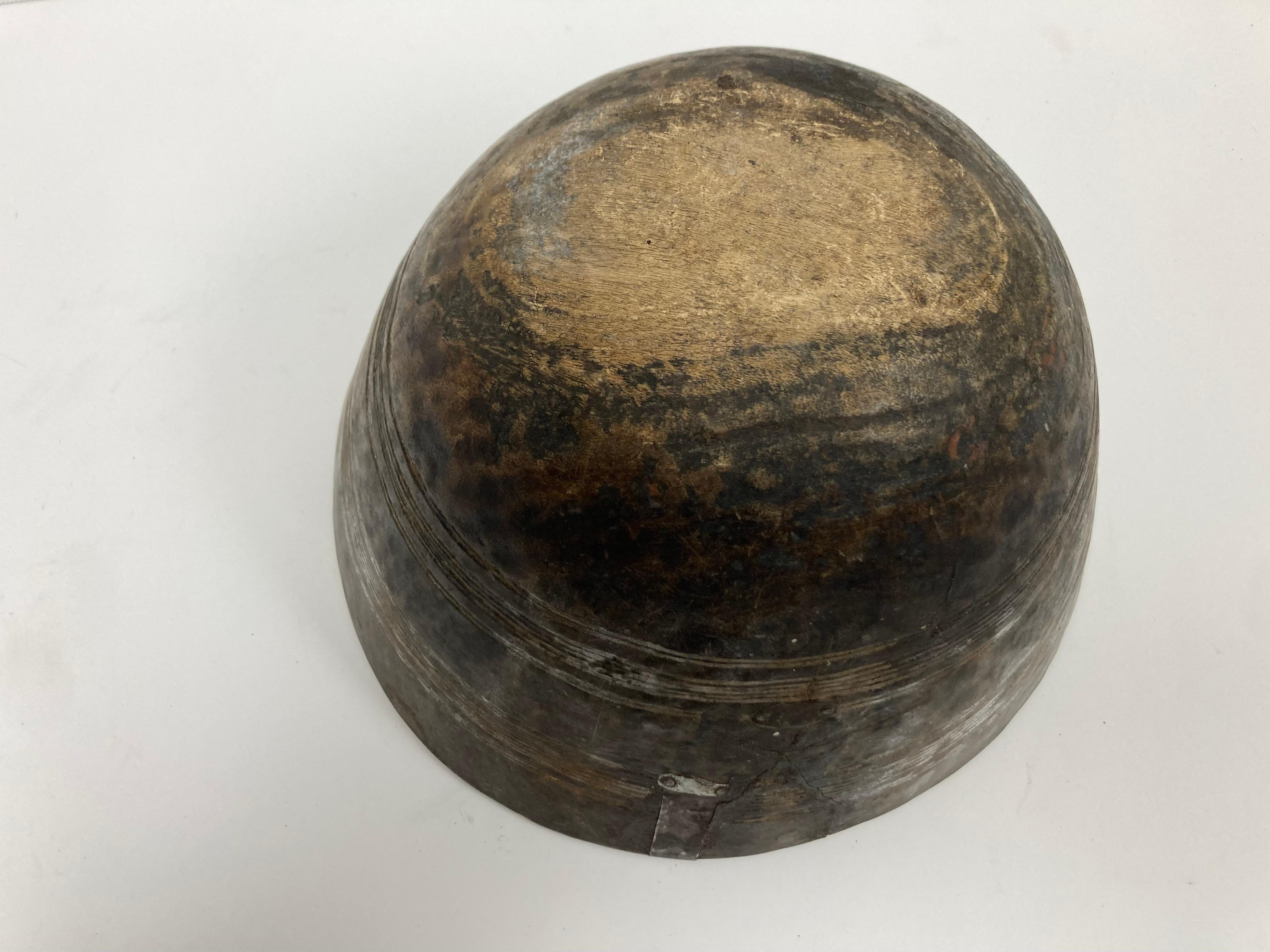 Ciotola africana in legno con disegno inciso in vendita 2